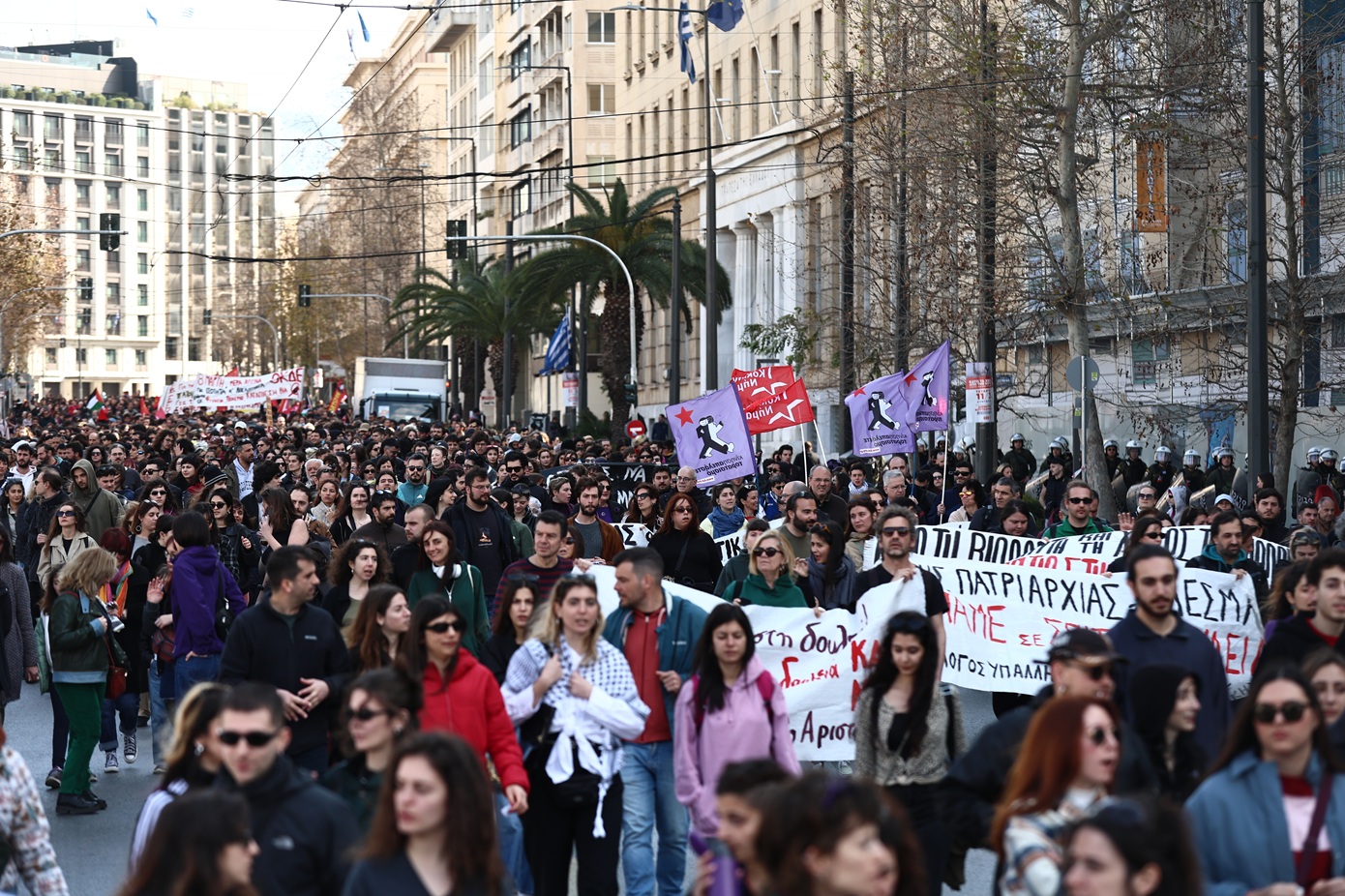 Μαζική κινητοποίηση για την Παγκόσμια Ημέρα της Γυναίκας &#8211; Μηνύματα κατά της έμφυλης βίας στην πορεία στο κέντρο της Αθήνας