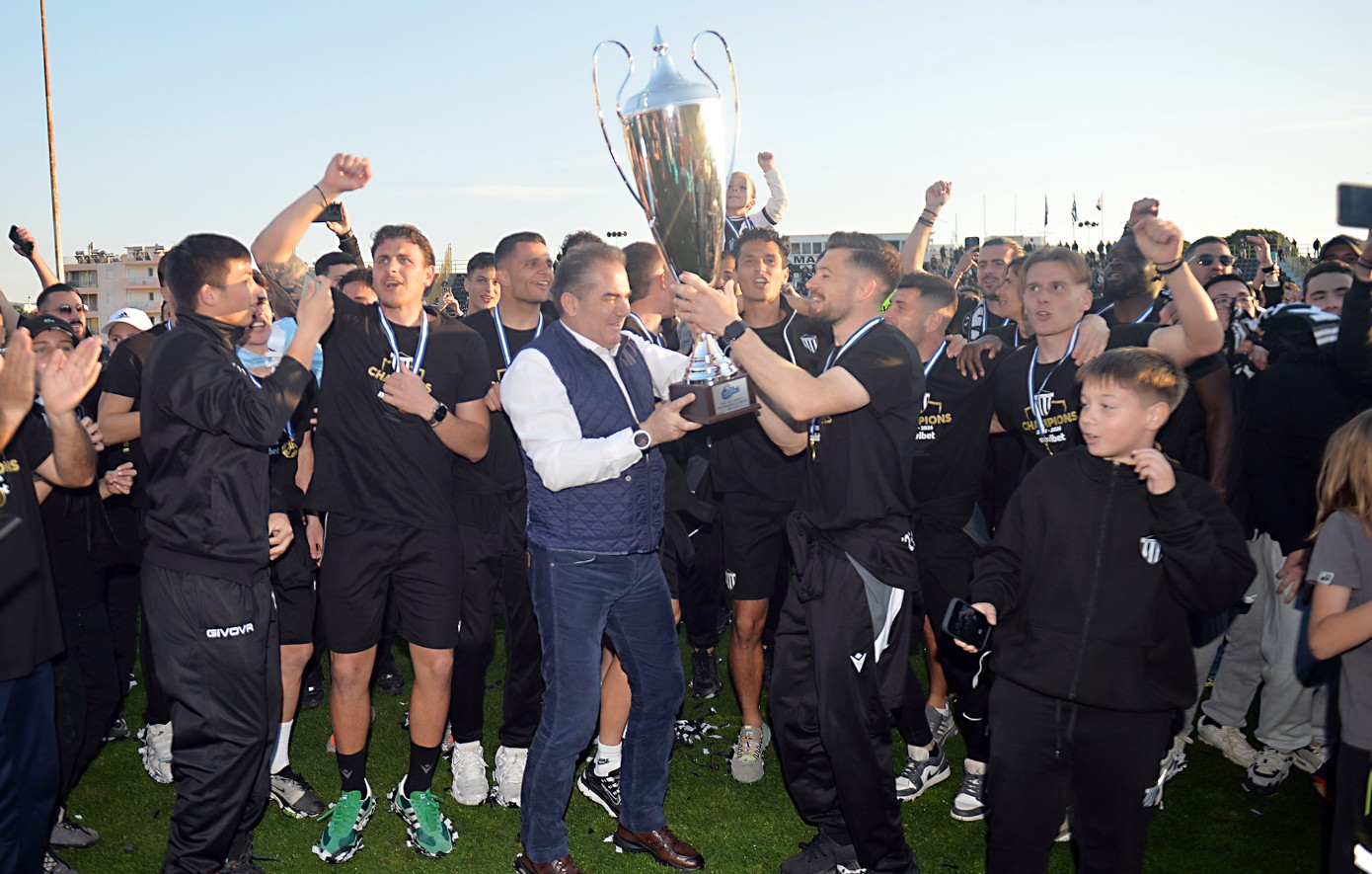 Super League 2: Η απονομή του τροπαίου στην Καλαμάτα που επιστρέφει στη μεγάλη κατηγορία