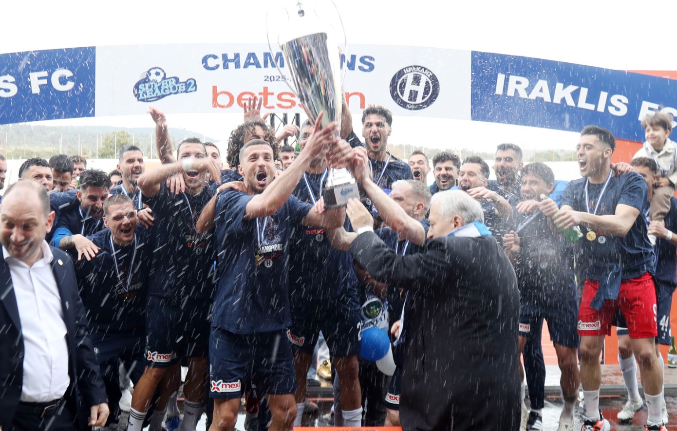 Ηρακλής: Η απονομή του τροπαίου στη φιέστα για την άνοδο στη Stoiximan Super League