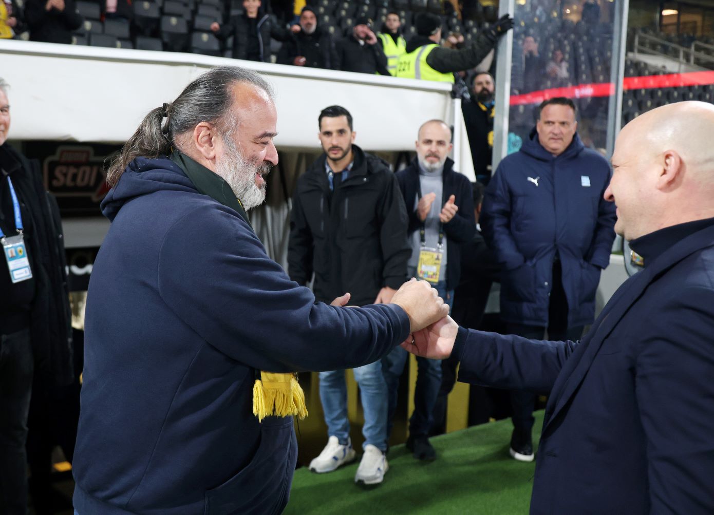 ΑΕΚ: Το λουλούδι του Ηλιόπουλου στον Νίκολιτς και η αποθέωση στον Μάνταλο