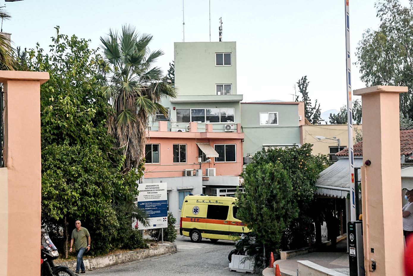 Στα χέρια της ΕΛ.ΑΣ. η μητέρα του μωρού που νοσηλεύεται με τραύματα στο Καραμανδάνειο &#8211; Βρέθηκαν και δαγκωματιές στο σώμα του