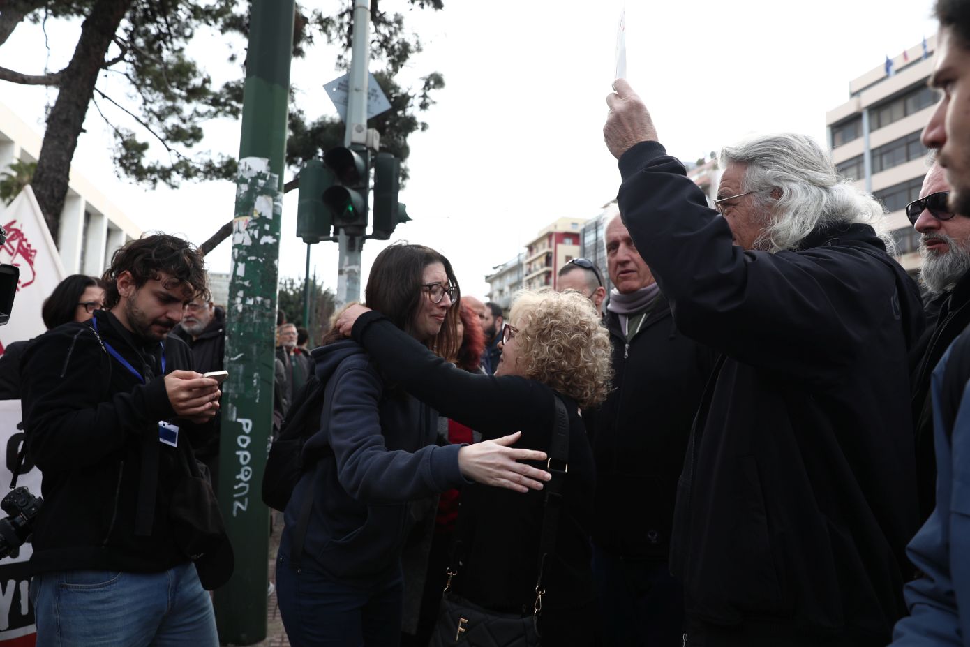 «Ο ήλιος της Δικαιοσύνης δεν ξέχασε τον τόπο μας» &#8211; Πανηγυρισμοί έξω από το Εφετείο για την ενοχή των στελεχών της Χρυσής Αυγής