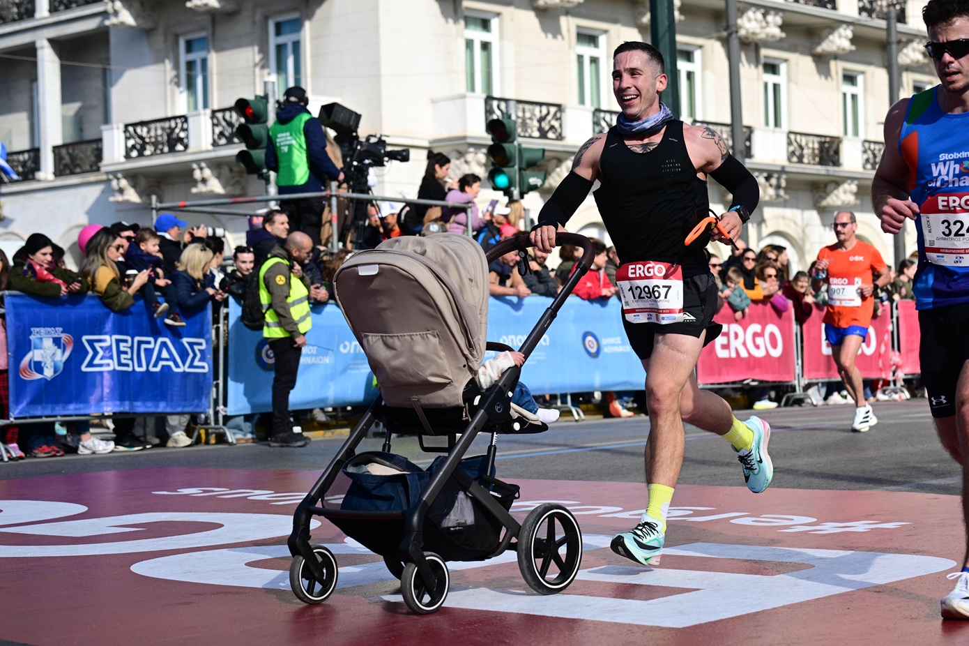 Γέμισε δρομείς το κέντρο της Αθήνας για τον Ημιμαραθώνιο &#8211; Μωρά… σκυλιά και χιλιάδες χαμόγελα στη γιορτή του αθλητισμού