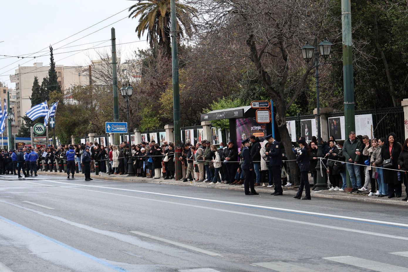 25η Μαρτίου: «Ανεβαίνει η ψυχή μας, έχω εμπιστοσύνη στην ασφάλεια της χώρας» &#8211; Χιλιάδες πολίτες στο Σύνταγμα