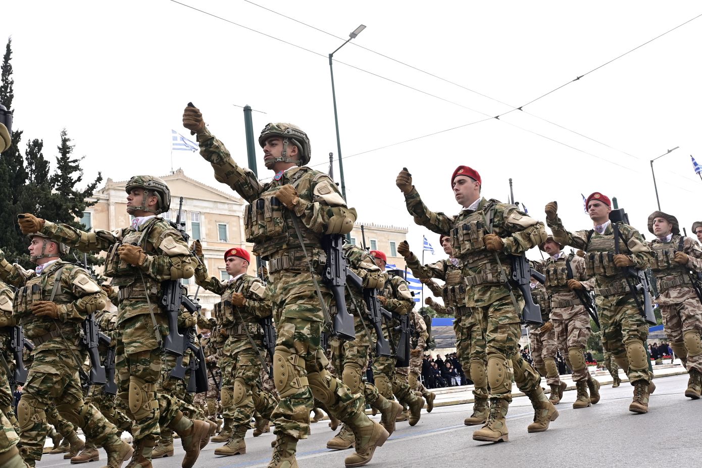 Μεγαλειώδης η στρατιωτική παρέλαση στην Αθήνα για την 25η Μαρτίου &#8211; Ξεχωριστό «χρώμα» έδωσαν τα νέα οπλικά συστήματα