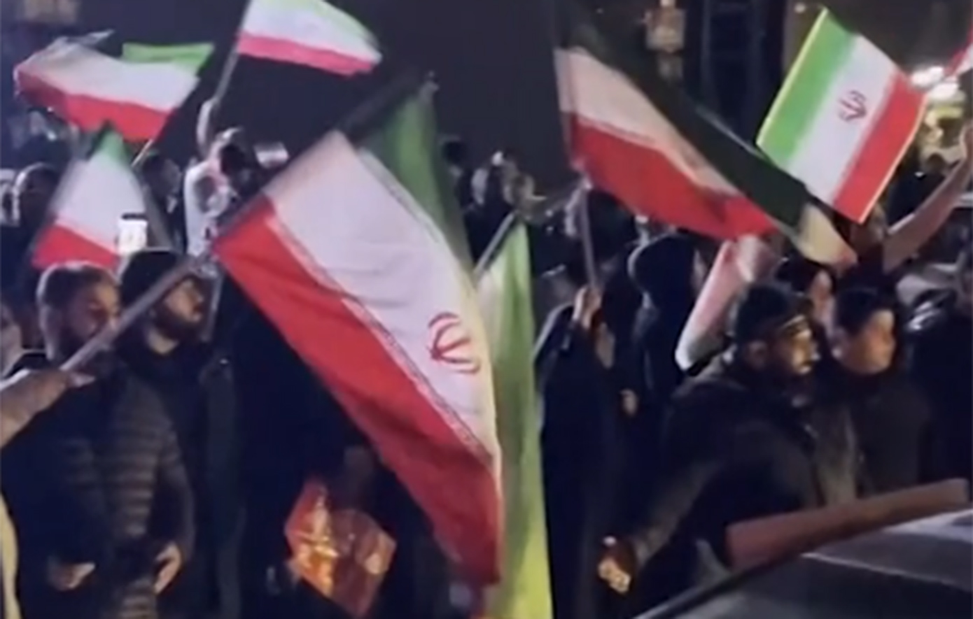 Χιλιάδες άνθρωποι συγκεντρώθηκαν σε κεντρική πλατεία της Τεχεράνης για να εκφράσουν την υποστήριξή τους στον νέο ανώτατο ηγέτη της χώρας