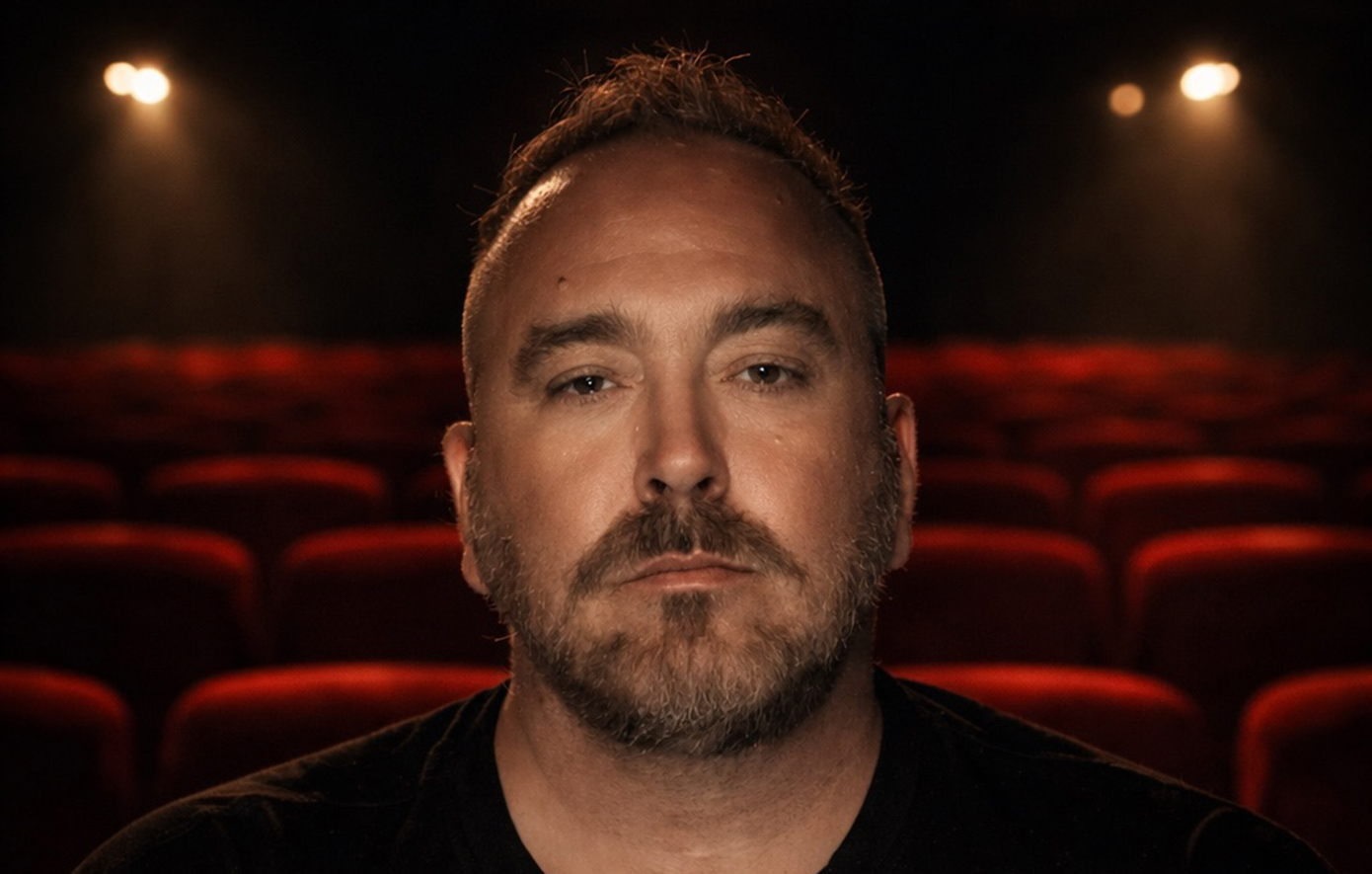 «Ο Ημιυπαίθριος»: Το πρώτο θεατρικό έργο του Γιώργου Αλκαίου συνεχίζει ακάθεκτο ως ένας καθρέφτης-παραμορφωτικός, αλλά αποκαλυπτικός