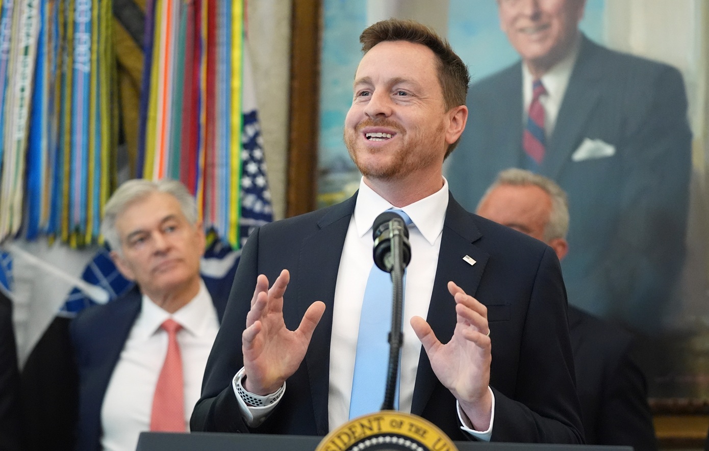 Ο «αγαπημένος Μορμόνος» του Τραμπ αναλαμβάνει το υπουργείο Υγείας