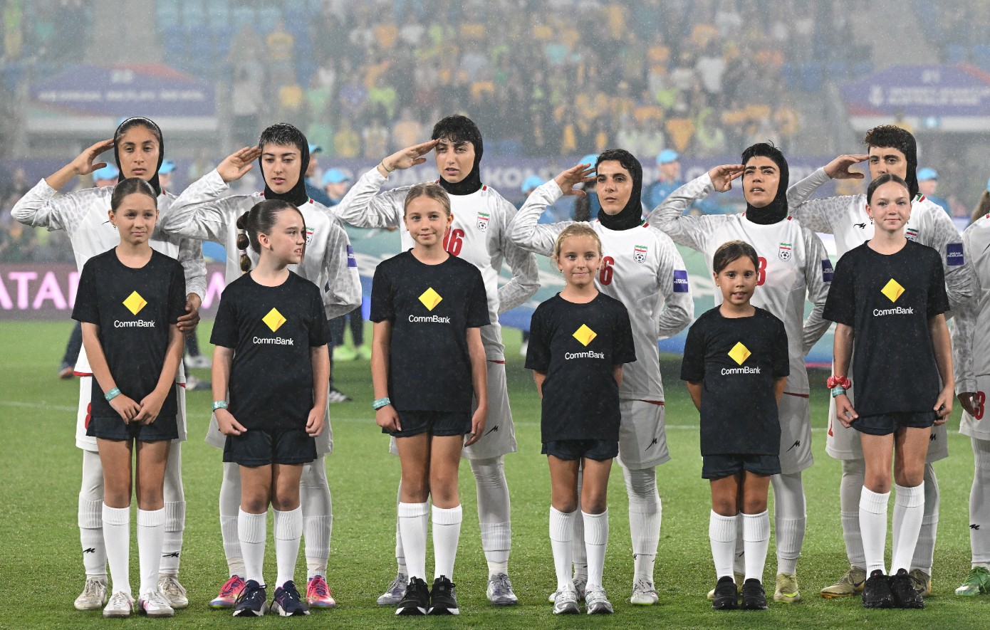 Ποδόσφαιρο Γυναικών: Οι παίκτριες του Ιράν τραγούδησαν τον εθνικό ύμνο με στρατιωτικό χαιρετισμό