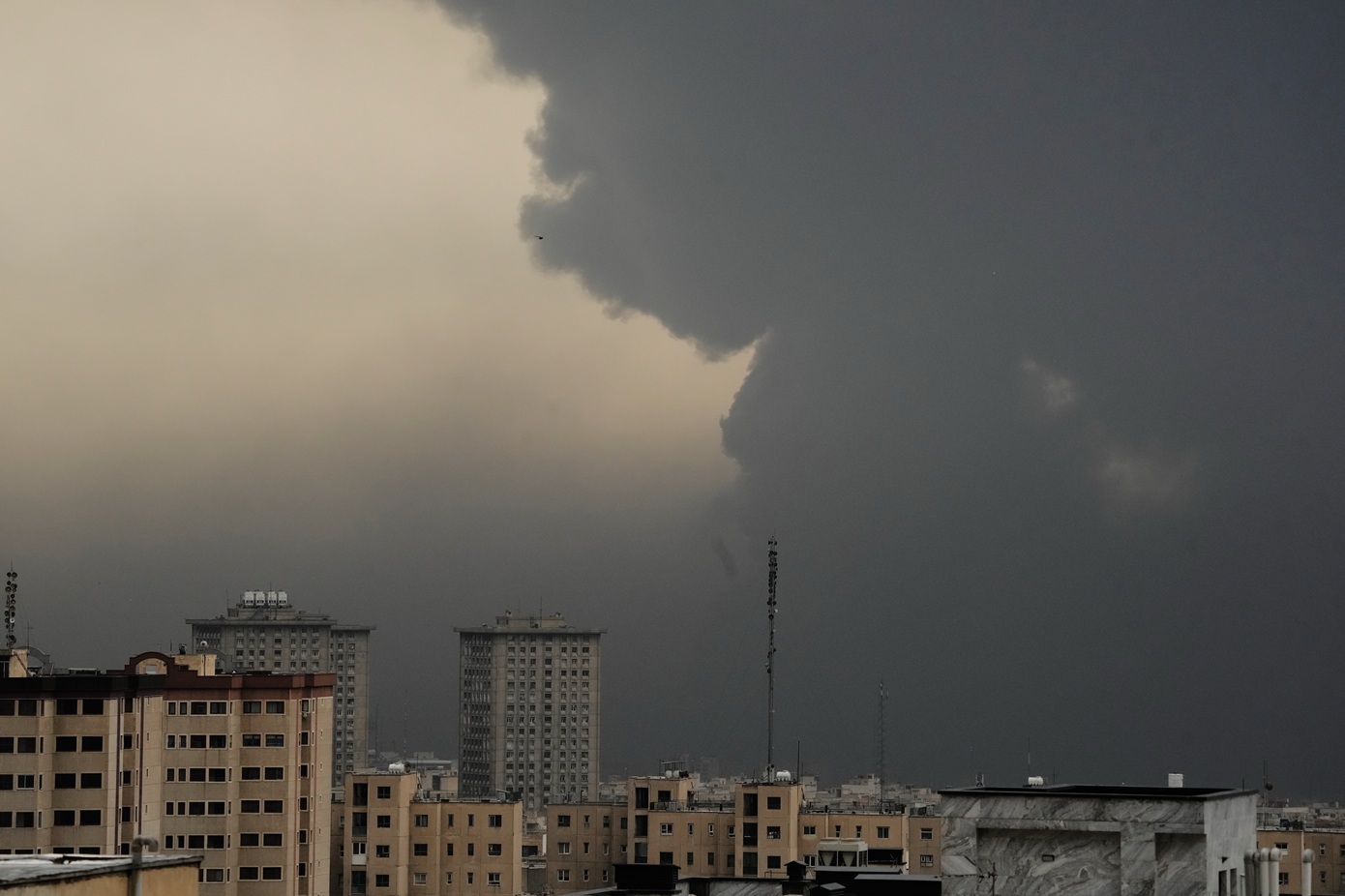 «Μαύρη» βροχή στην Τεχεράνη μετά τα ισραηλινά πλήγματα σε εγκαταστάσεις πετρελαίου &#8211; Νέο κύμα ιρανικών επιθέσεων στη Μέση Ανατολή