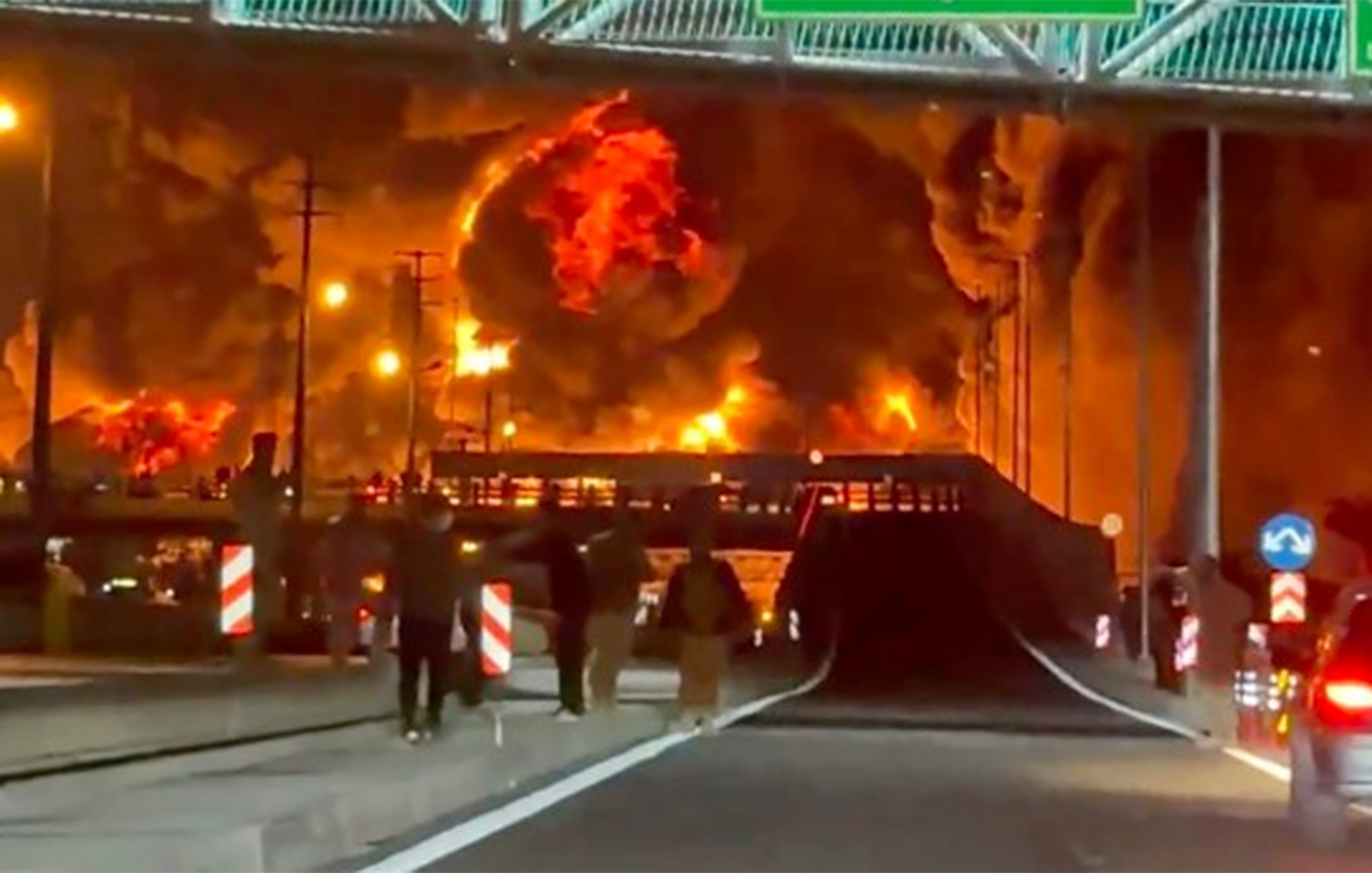 Σκηνές αποκάλυψης στο Ιράν: Τοξική «μαύρη βροχή» γεμάτη πετρέλαιο έκανε τη μέρα να μοιάζει νύχτα στην Τεχεράνη