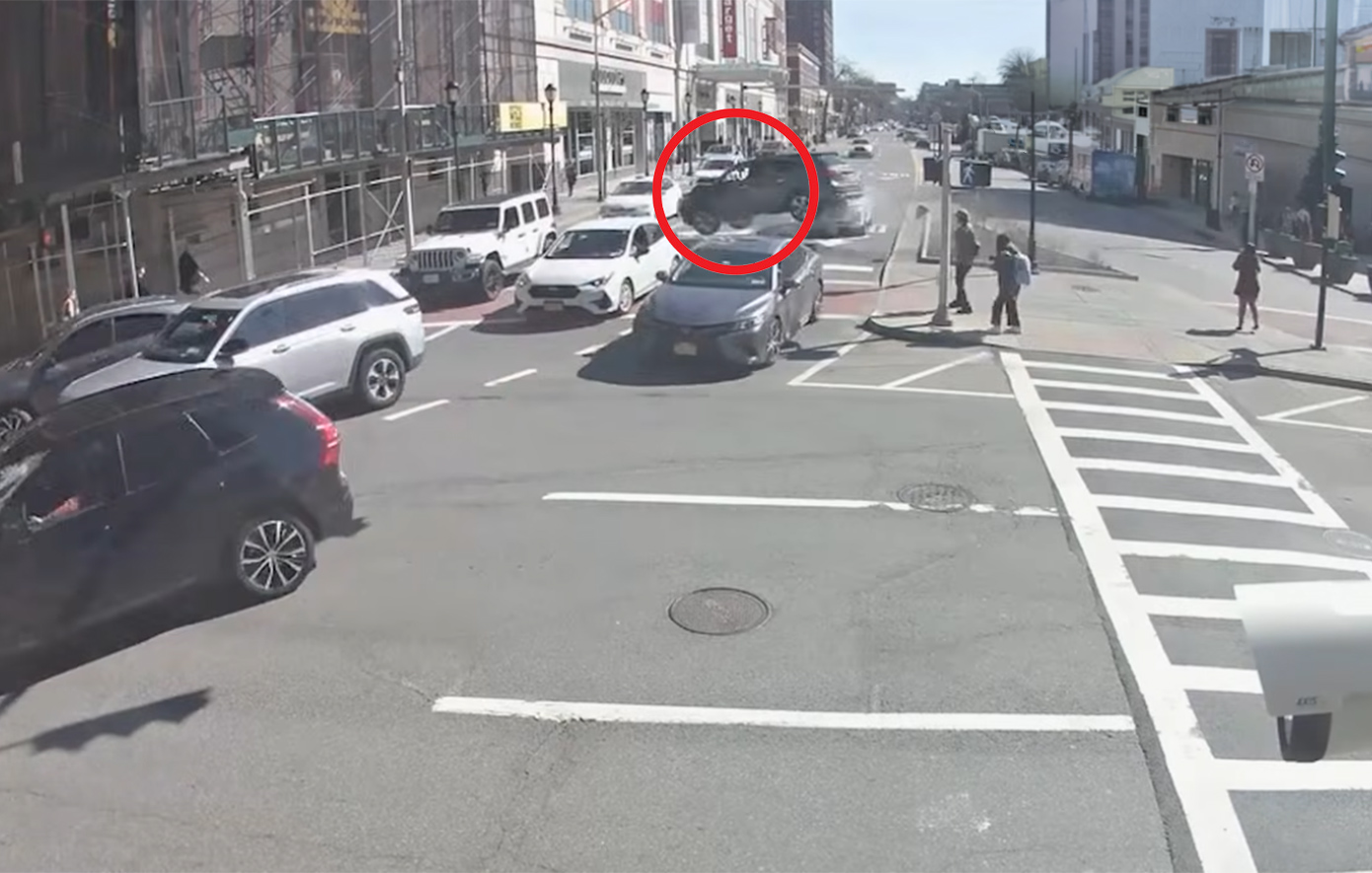 Αυτοκίνητο «πέταξε» πάνω από δρόμο και καρφώθηκε σε σκαλωσιές στη Νέα Υόρκη &#8211; Δείτε το σοκαριστικό βίντεο