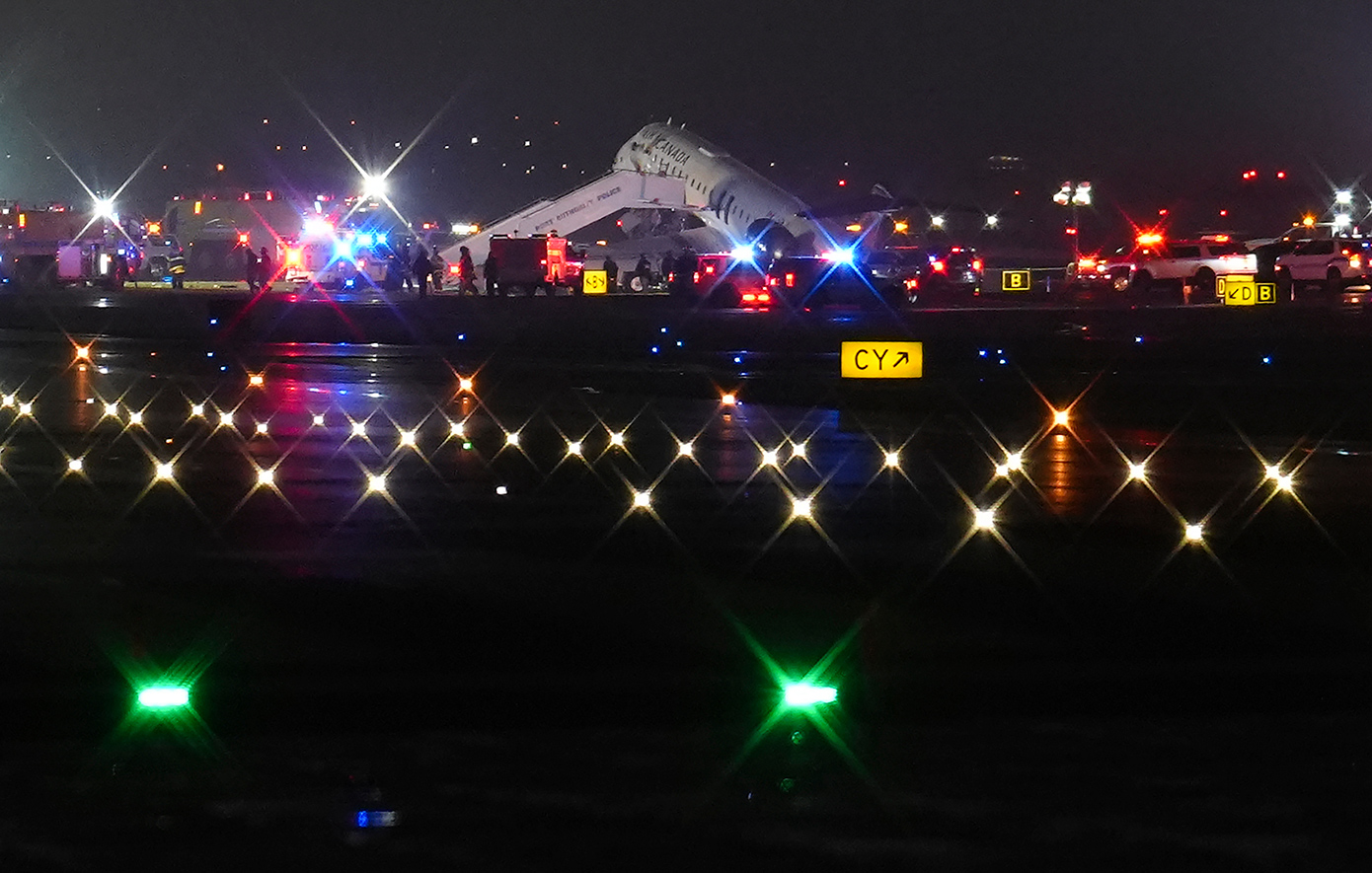 Αεροσκάφος της Air Canada Express συγκρούστηκε με όχημα στο έδαφος αμέσως μετά την προσγείωσή του στο La Guardia της Νέας Υόρκης Αεροσκάφος της Air Canada Express συγκρούστηκε με όχημα στο έδαφος αμέσως μετά την προσγείωσή του στο La Guardia της Νέας Υόρκης