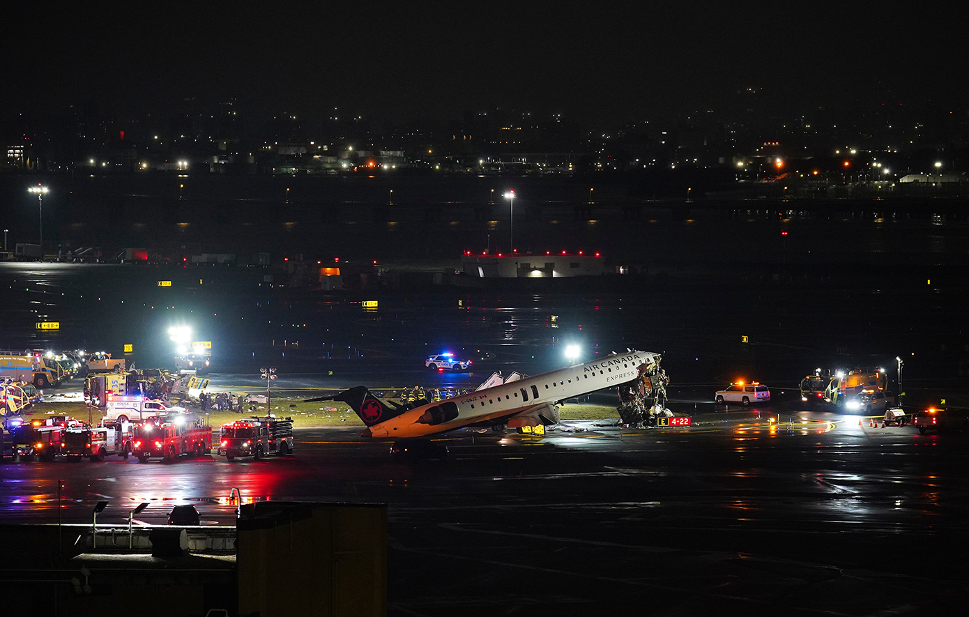 Αεροσκάφος της Air Canada Express συγκρούστηκε με όχημα στο έδαφος αμέσως μετά την προσγείωσή του στο La Guardia της Νέας Υόρκης Αεροσκάφος της Air Canada Express συγκρούστηκε με όχημα στο έδαφος αμέσως μετά την προσγείωσή του στο La Guardia της Νέας Υόρκης