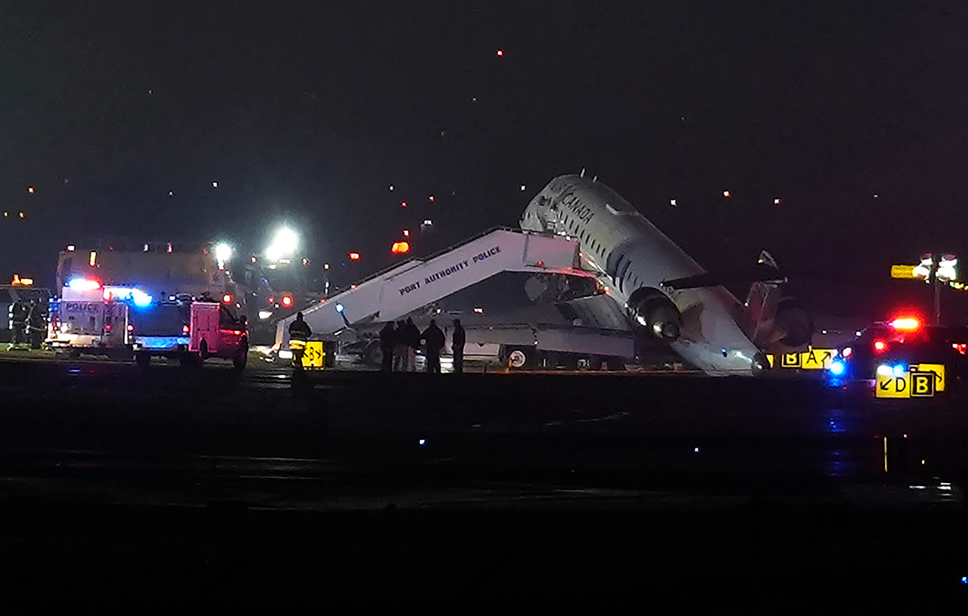 Αεροσκάφος της Air Canada Express συγκρούστηκε με όχημα στο έδαφος αμέσως μετά την προσγείωσή του στο La Guardia της Νέας Υόρκης