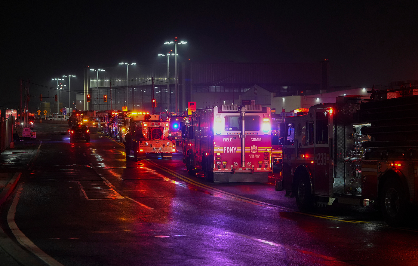 Αεροσκάφος της Air Canada Express συγκρούστηκε με όχημα στο έδαφος αμέσως μετά την προσγείωσή του στο La Guardia της Νέας Υόρκης Αεροσκάφος της Air Canada Express συγκρούστηκε με όχημα στο έδαφος αμέσως μετά την προσγείωσή του στο La Guardia της Νέας Υόρκης