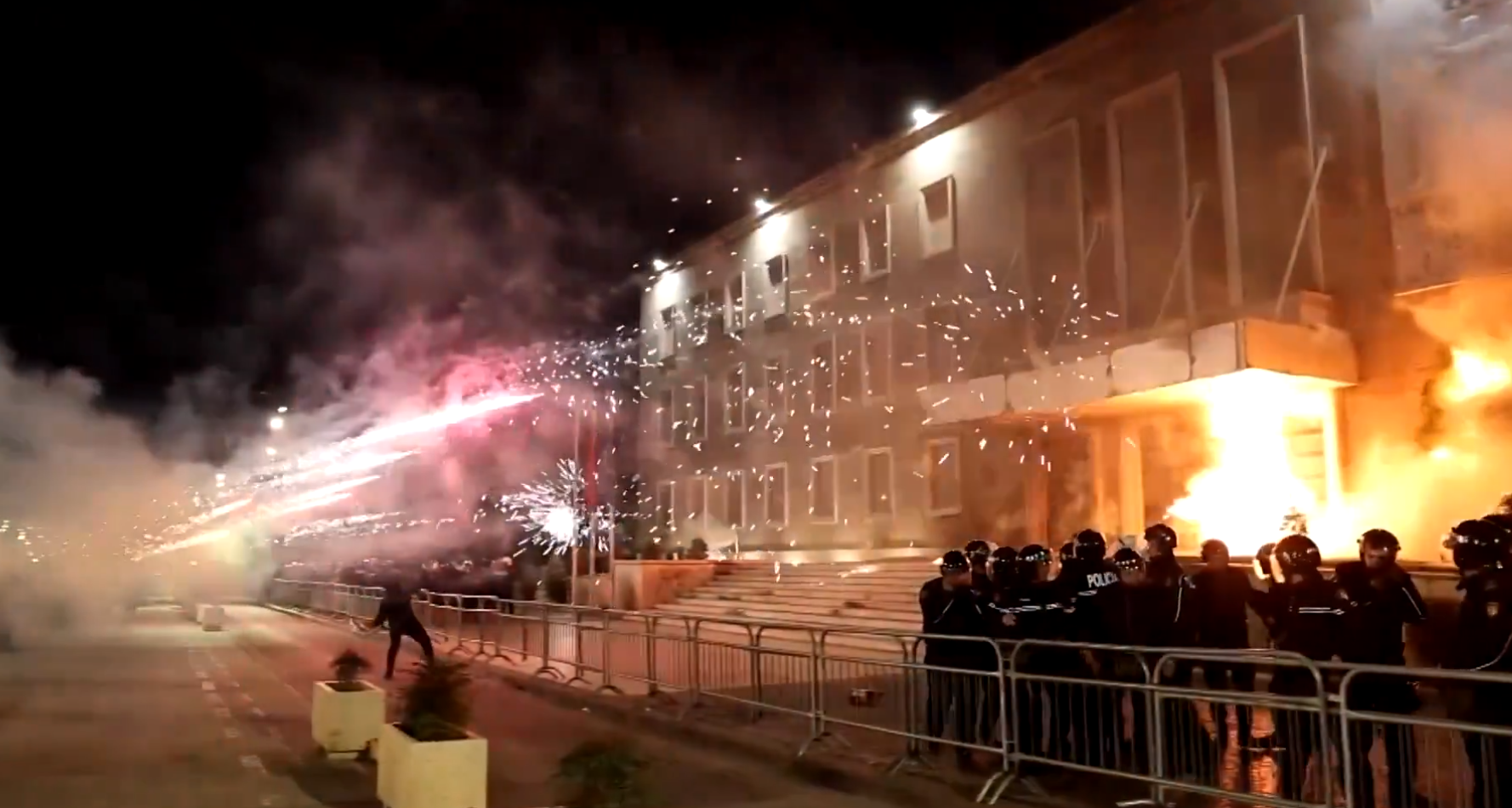 Τίρανα: Βίαια επεισόδια έξω από το γραφείο του Ράμα