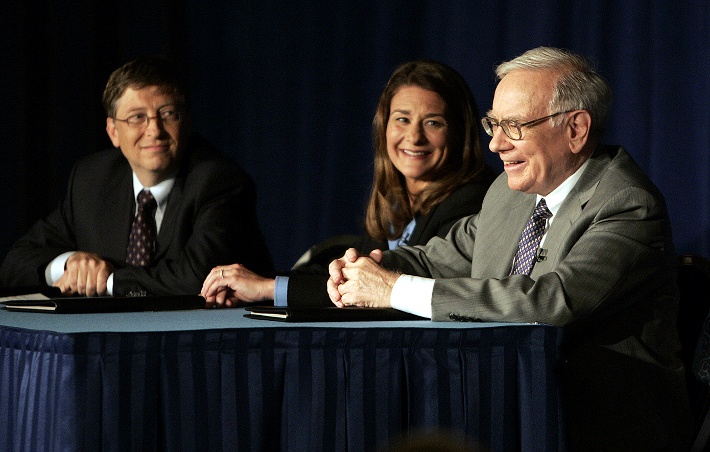 Το όραμα Γκέιτς &#8211; Μπάφετ «τρίζει»: Δισεκατομμυριούχοι αποχωρούν από τη φιλανθρωπία και αμφισβητούν τα πάντα