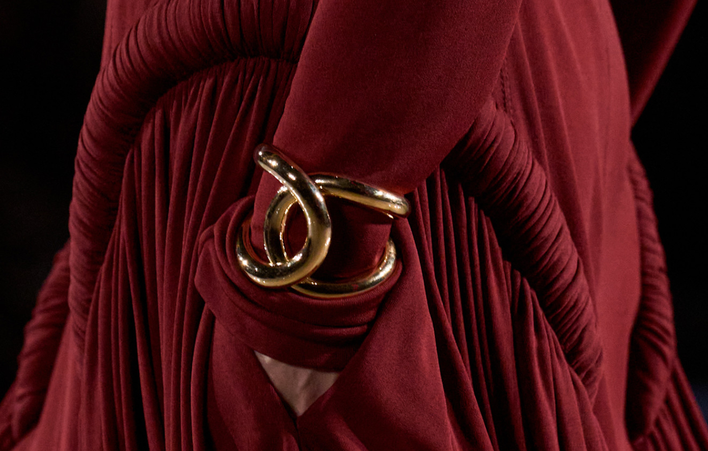 Τα cuffs επιστρέφουν και είναι το κόσμημα που δίνει χαρακτήρα σε κάθε look