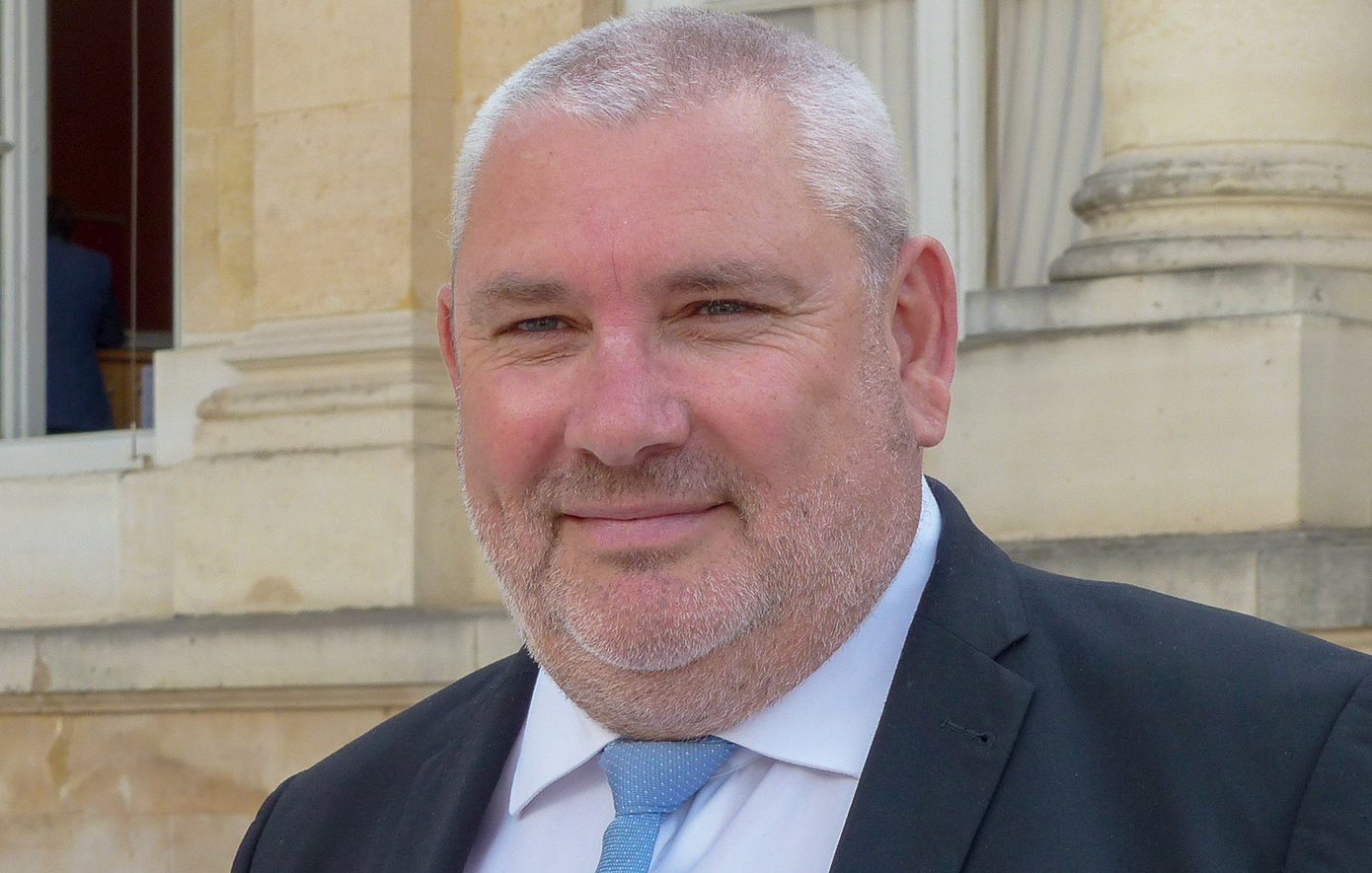 Γαλλικό «διαζύγιο» με το Στρασβούργο: Η ακροδεξιά κατεβάζει τις ευρωπαϊκές σημαίες