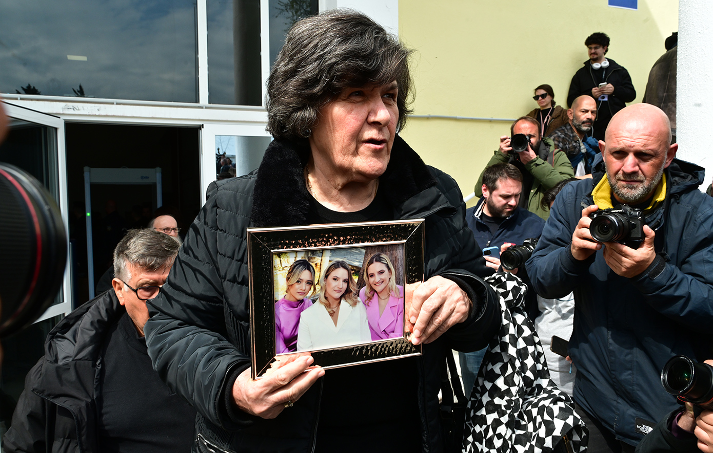 Ράγισε καρδιές η γιαγιά της οικογένειας Πλακιά κρατώντας φωτογραφία της Θώμης, της Χρύσας και της Αναστασίας στη δίκη των Τεμπών