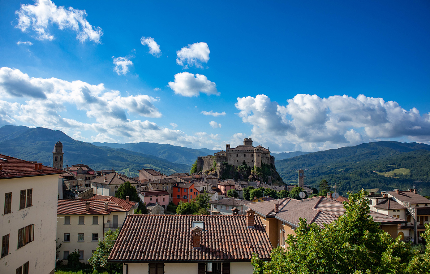 Dozza: Το ιταλικό χωριό όπου οι τοίχοι του μετατρέπονται σε έργα τέχνης