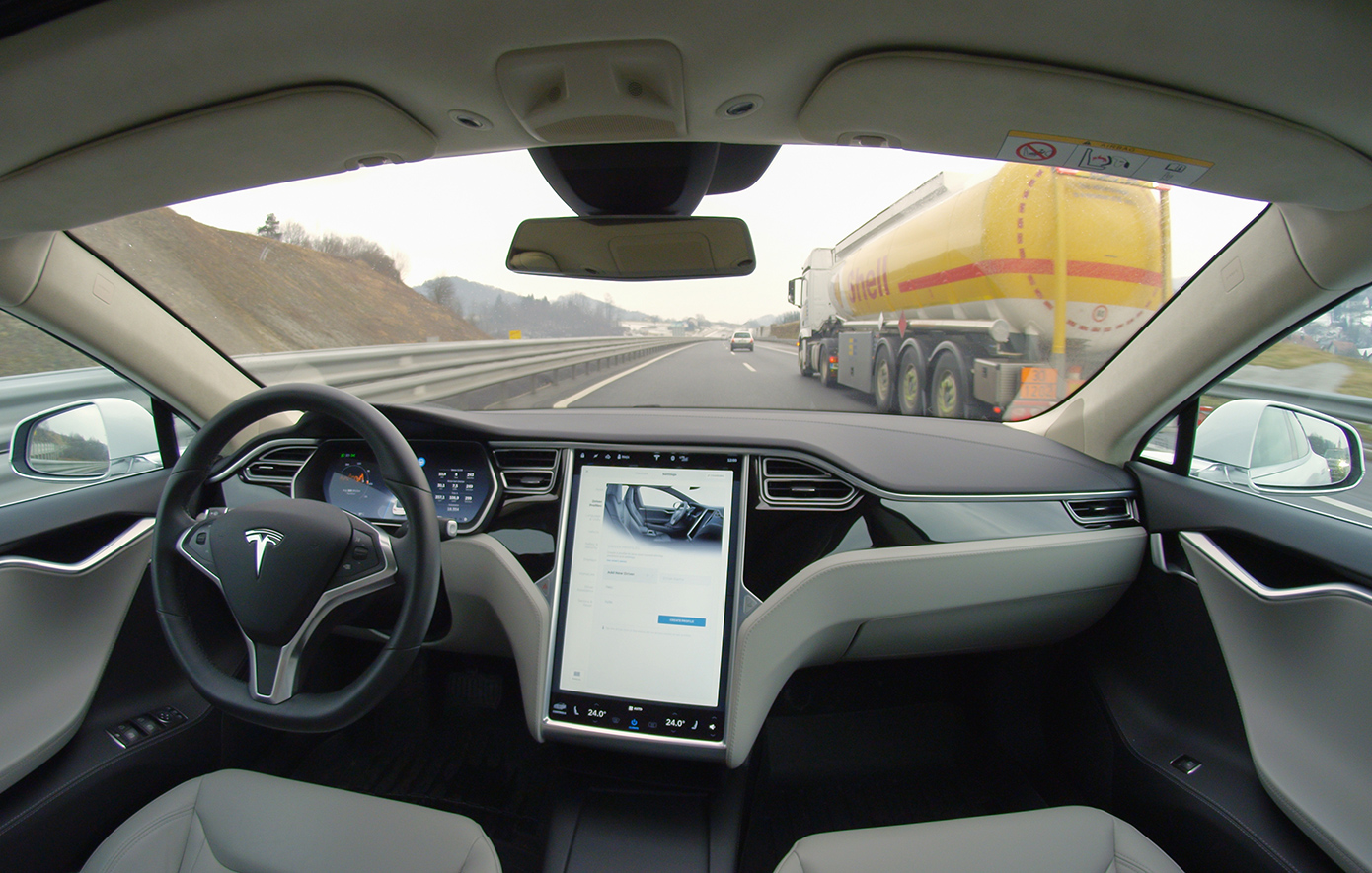 Τα αυτοοδηγούμενα οχήματα της Tesla άγγιξαν τα 8 δισ. μίλια σε δοκιμές – Η πλήρης αυτονομία αποτελεί ακόμα «όνειρο»