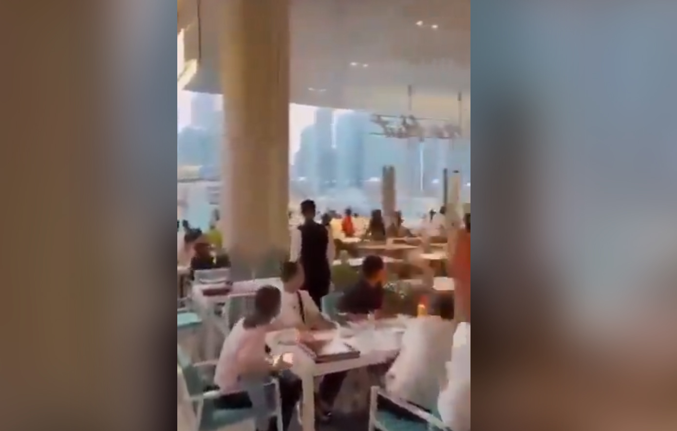 Ντουμπάι: Τουρίστες σε εστιατόριο έτρεχαν πανικόβλητοι όταν μπέρδεψαν το κανόνι του ιφτάρ με ιρανική επίθεση