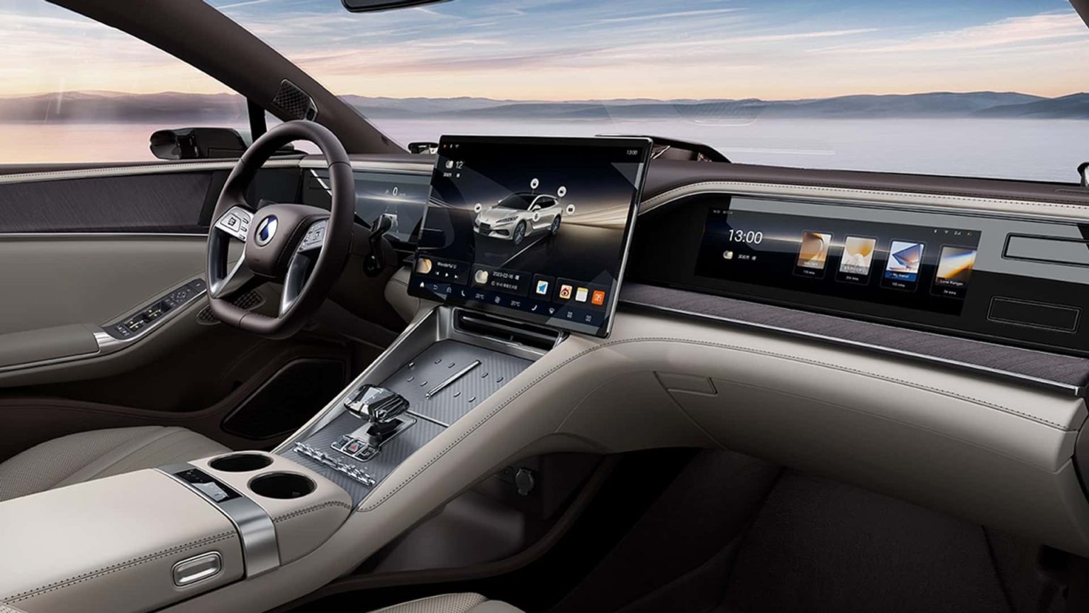 BYD: Ο Daniel Craig στο τιμόνι του Denza Z9 GT