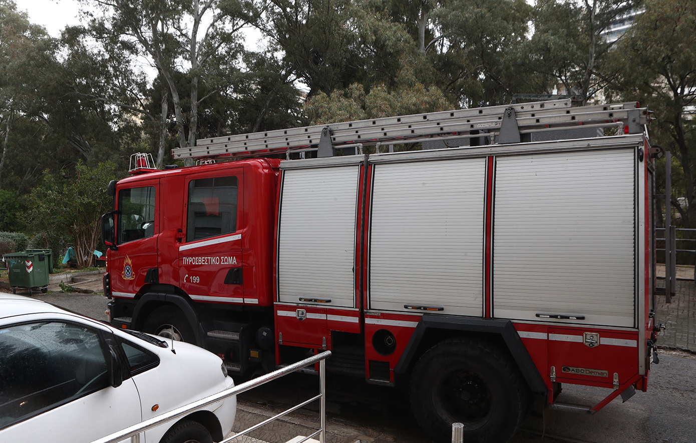 Τέθηκε υπό έλεγχο η φωτιά σε εγκαταλελειμμένο εργοστάσιο στην Εθνική Οδό Θεσσαλονίκης-Μουδανιών