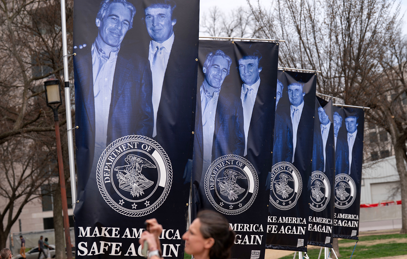 Ο Τζέφρι Έπστιν είχε γλυπτό μυστηριώδους ξανθιάς που έλεγε πως ήταν «η μητέρα του παιδιού του», ισχυρίζεται θύμα