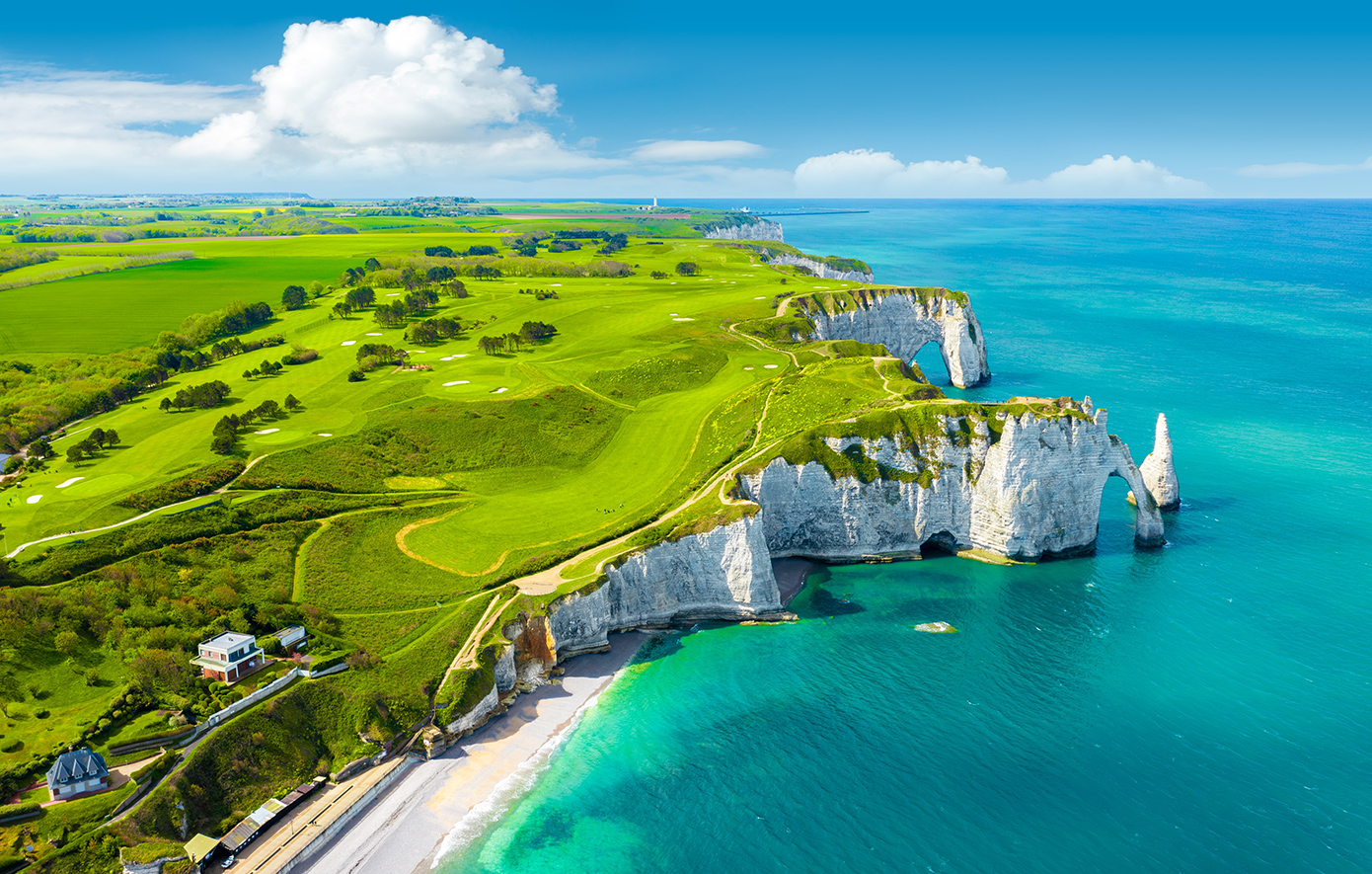 Αυτό το χωριό είναι το «γλυπτό της Νορμανδίας» και αξίζει να είναι το επόμενο ταξίδι σας