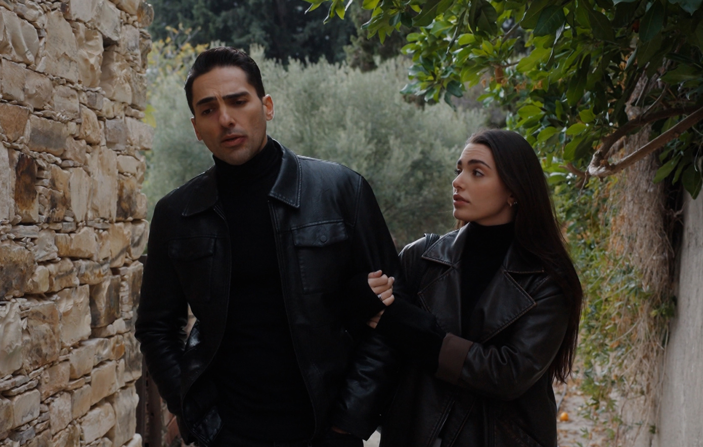 Η Ισμήνη γεννά πρόωρα, αλλά η Αριάδνη δεν της επιτρέπει να πλησιάσει το μωρό και η ένταση κορυφώνεται.