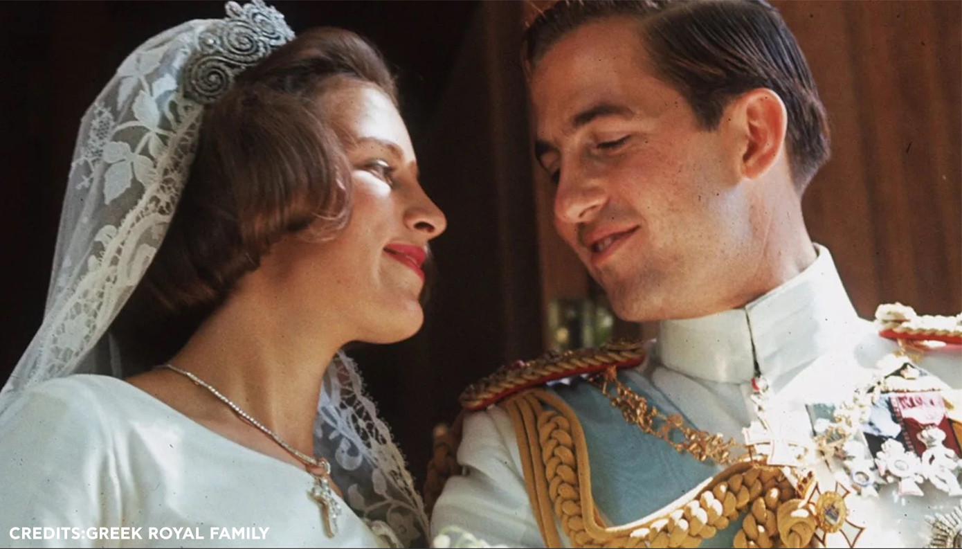 Μόλις έξι μήνες μετά την απώλεια του Βασιλιά Παύλου, ο νεαρός Κωνσταντίνος και η 18χρονη Άννα Μαρία της Δανίας ενώνονται με τα δεσμά του γάμου στη Μητρόπολη Αθηνών.