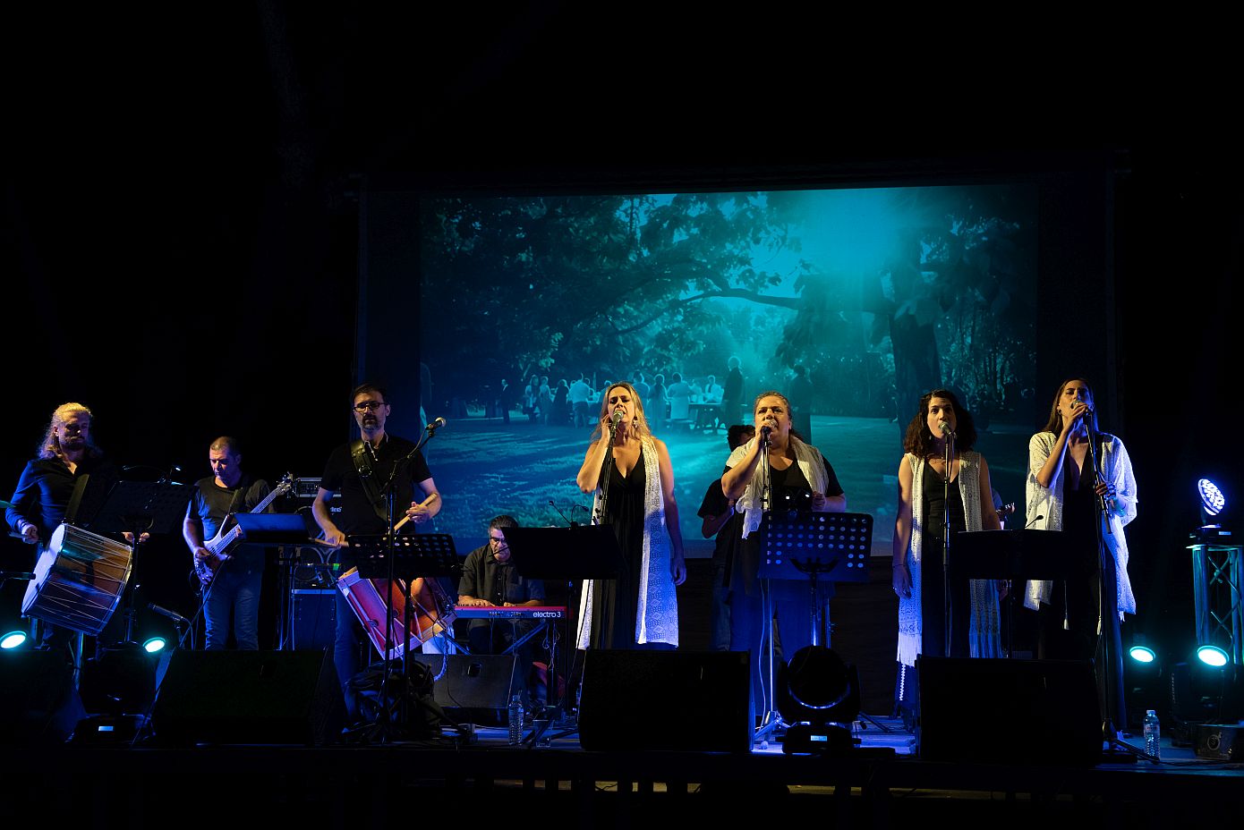 Οι SYNδESIS συστήνουν στο κοινό το rudimental drumming σε μία μουσική παράσταση που καθηλώνει