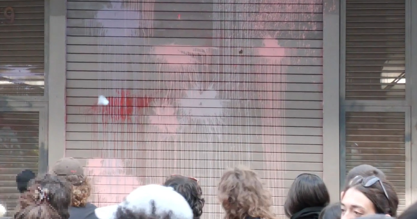 Ημέρα της Γυναίκας: Μπογιές στο Υπουργείο Εργασίας κατά τη διάρκεια της πορείας