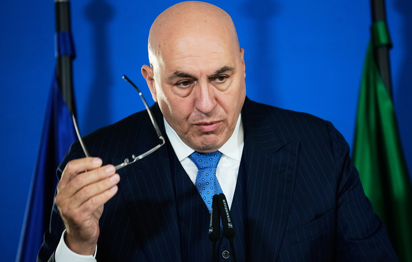 Ιταλός υπουργός Άμυνας: «Δεν είναι ο πόλεμός μας. Στόχος να επιτραπεί η διέλευση από τα στενά»