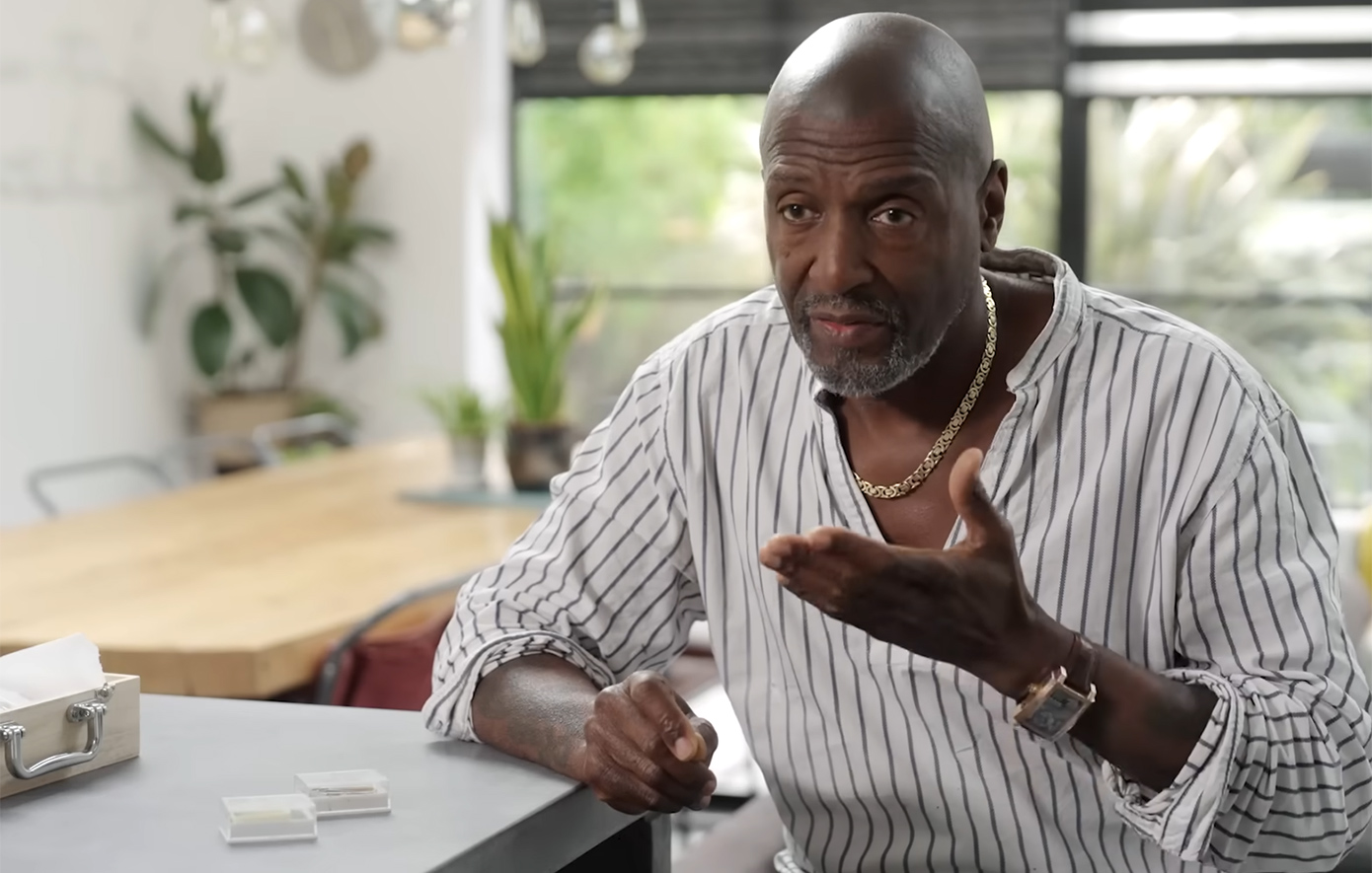 Καλλιτέχνης δημιούργησε με βλεφαρίδα μικροσκοπικό γλυπτό του Τόμι Σέλμπι από τη σειρά «Peaky Blinders»