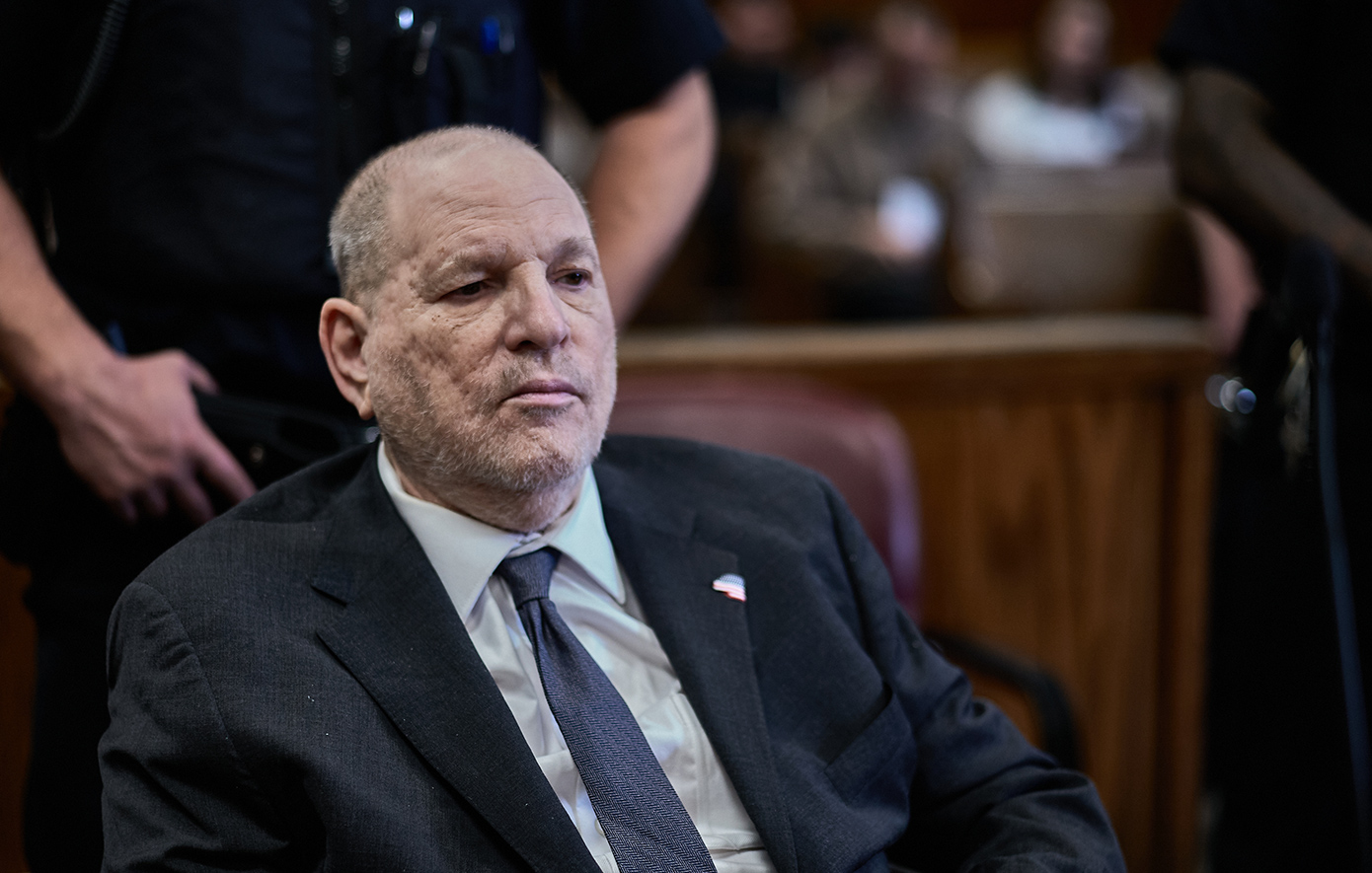 «Είναι κόλαση, με έχουν δείρει, μου ζητούν λεφτά, με απειλούν»: Ξεσπά ο Χάρβεϊ Γουάινστιν μέσα από το νησί-φυλακή Ράικερς