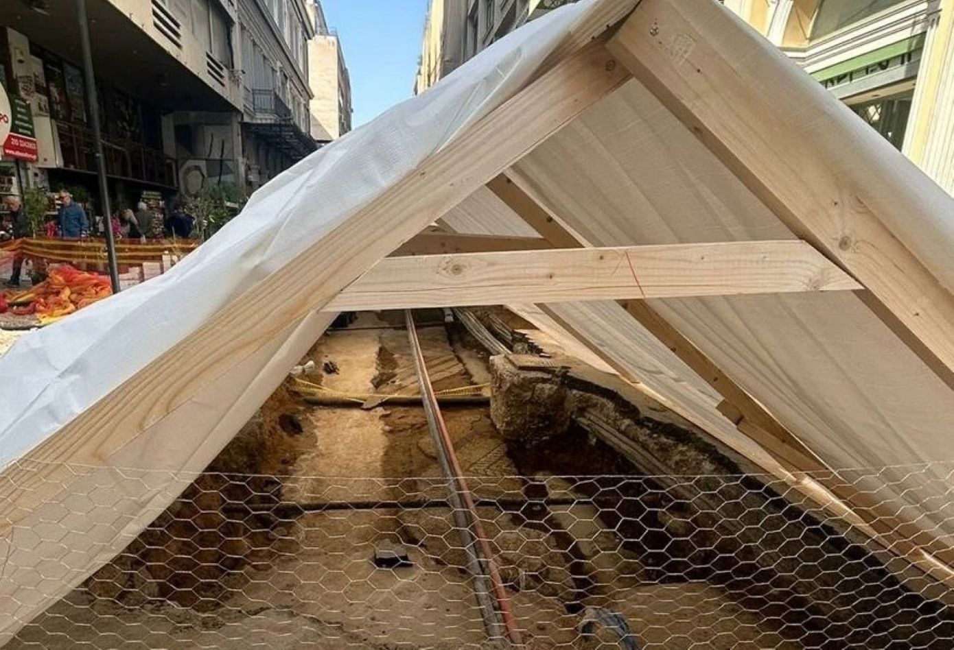 Αιώνες ιστορίας κάτω από την άσφαλτο &#8211; Αποκαλύφθηκε τυχαία αρχαίο ψηφιδωτό στην οδό Ευρυπίδου, στην καρδιά της Αθήνας