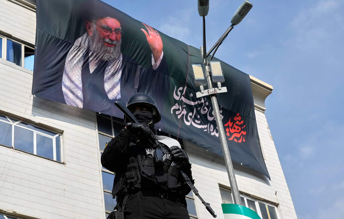 Το «θανατηφόρο τρίπτυχο» του Ιράν που παρέλυσε την παγκόσμια ναυτιλία