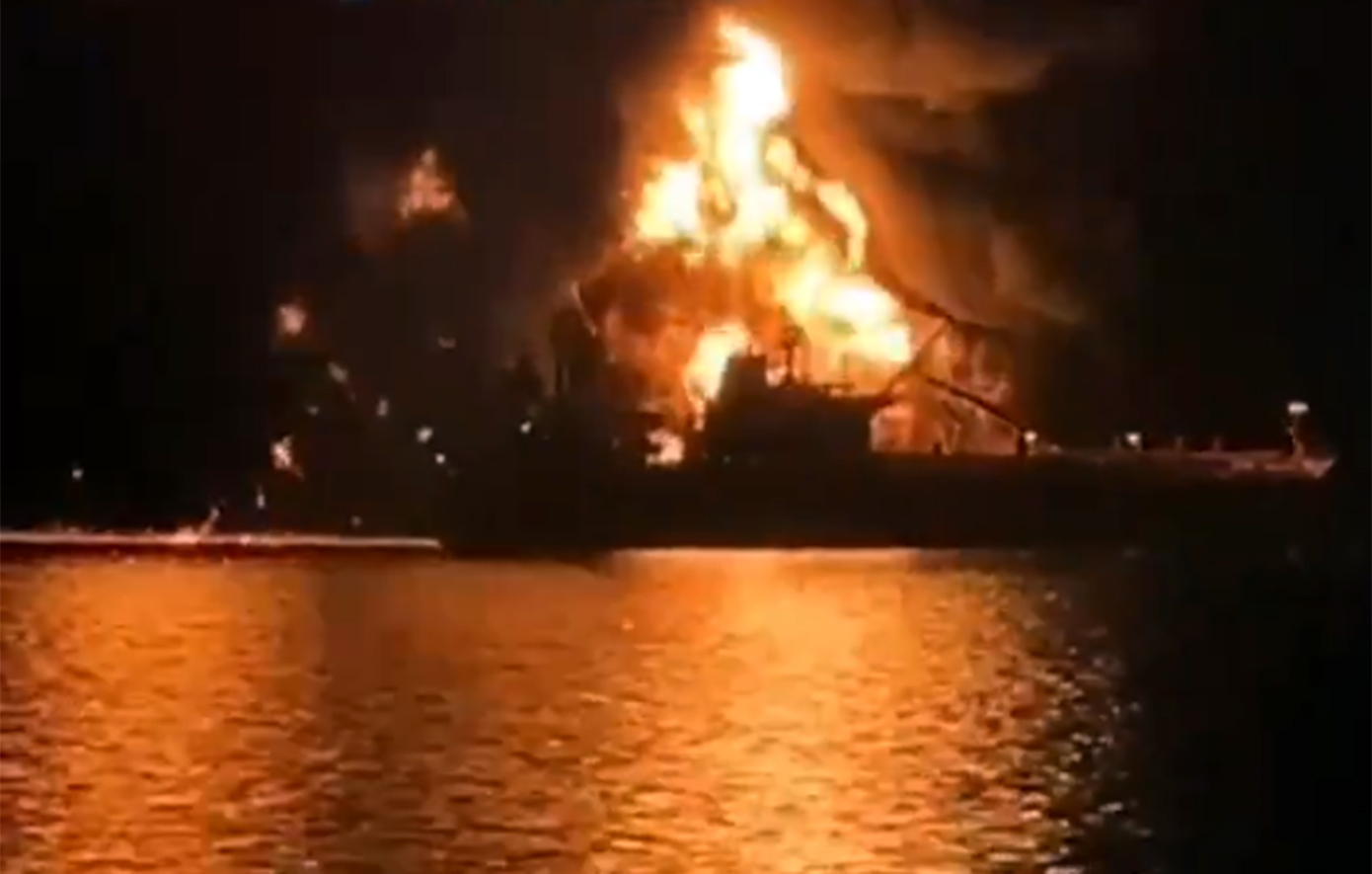 Εκρήξεις σε τάνκερ στον Περσικό, ελληνόκτητο το ένα πλοίο που χτυπήθηκε &#8211; Η τιμή πετρελαίου ξανά στα 100 δολάρια