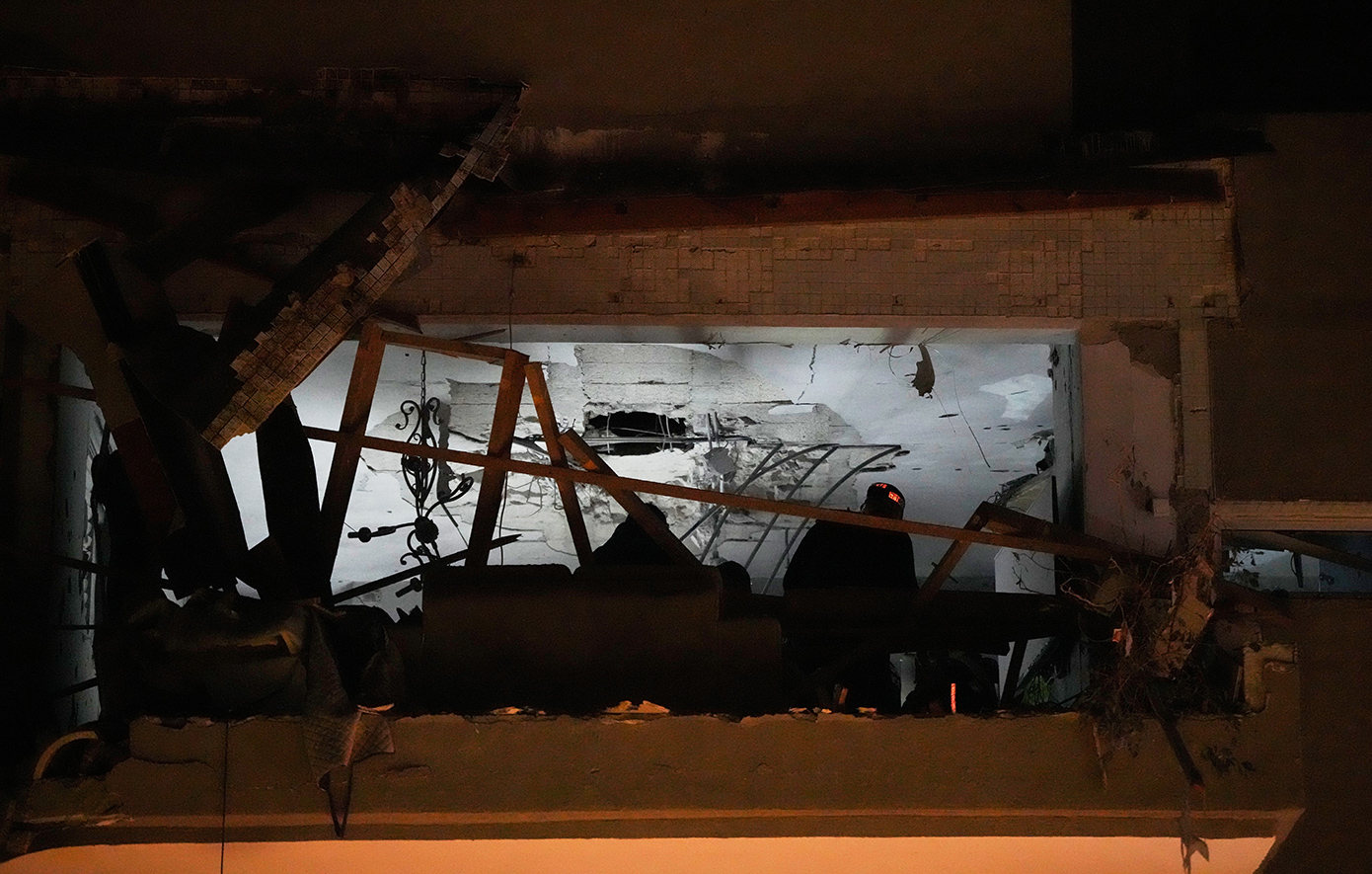 Απόλυτη καταστροφή στο Τελ Αβίβ: Πολυκατοικίες κατέρρευσαν και τα πάντα θάφτηκαν στα μπάζα μετά το χτύπημα του Ιράν