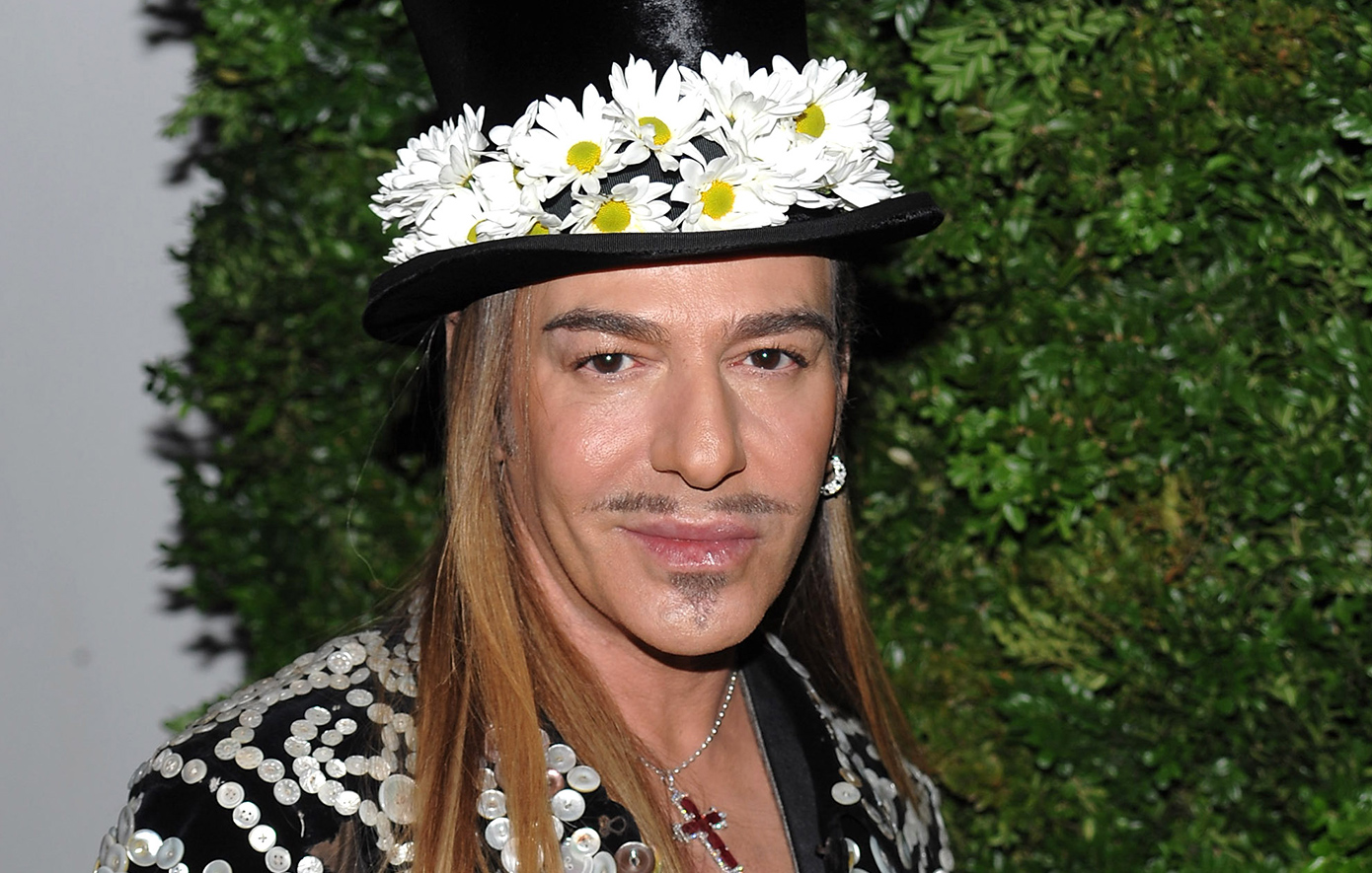 Ο Τζον Γκαλιάνο σχεδιάζει για τη Zara: Τι γνωρίζουμε για τη στρατηγική κίνηση που αλλάζει τα δεδομένα στη μόδα