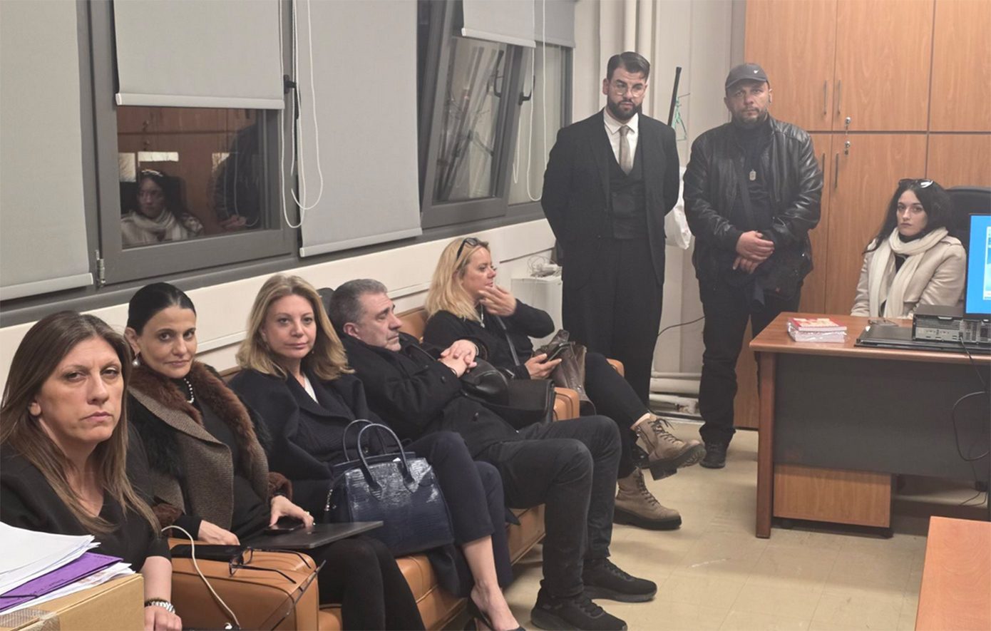 Καρυστιανού: Ανέβασε φωτογραφία με Γρατσία, Κωνσταντοπούλου και Ρούτσι στο δικαστικό μέγαρο Λάρισας