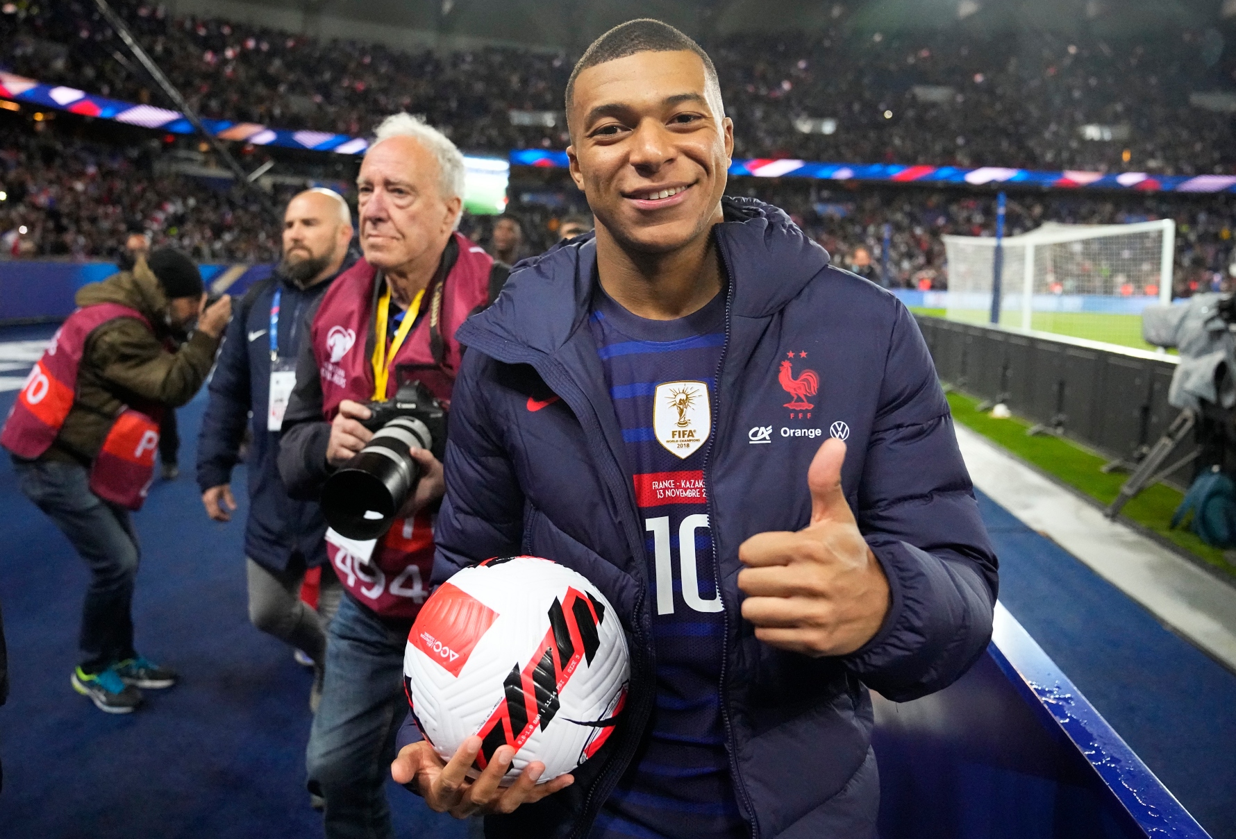 Ο Μπαπέ πήρε δίπλωμα οδήγησης: Η BMW i7 και το γκαράζ ενός πρωταθλητή