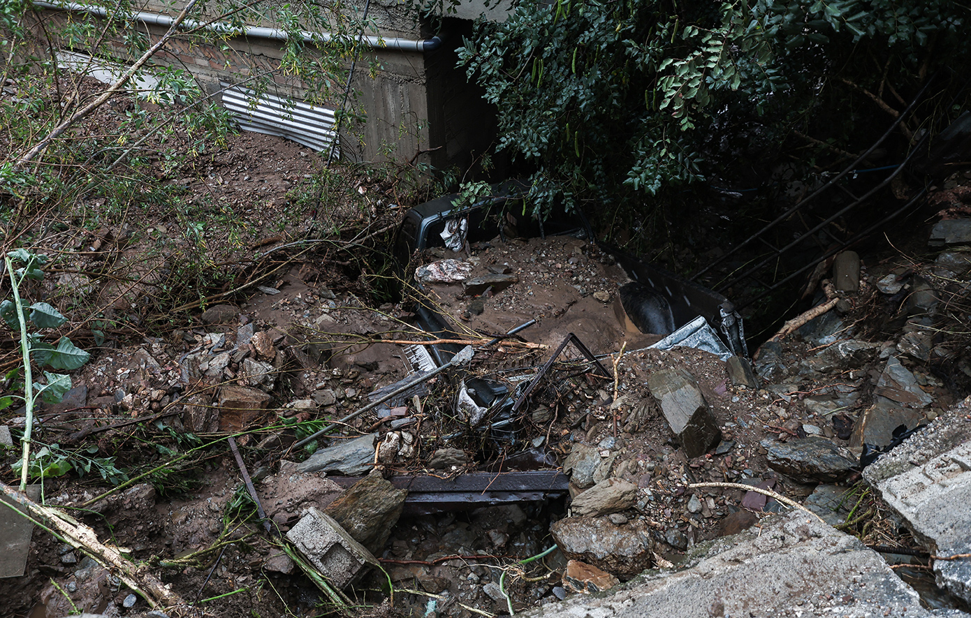 Κατολίσθηση στην Κρήτη &#8211; Βράχοι έπεσαν στη θάλασσα και ξεκόλλησαν μπαλκόνι ξενοδοχείου