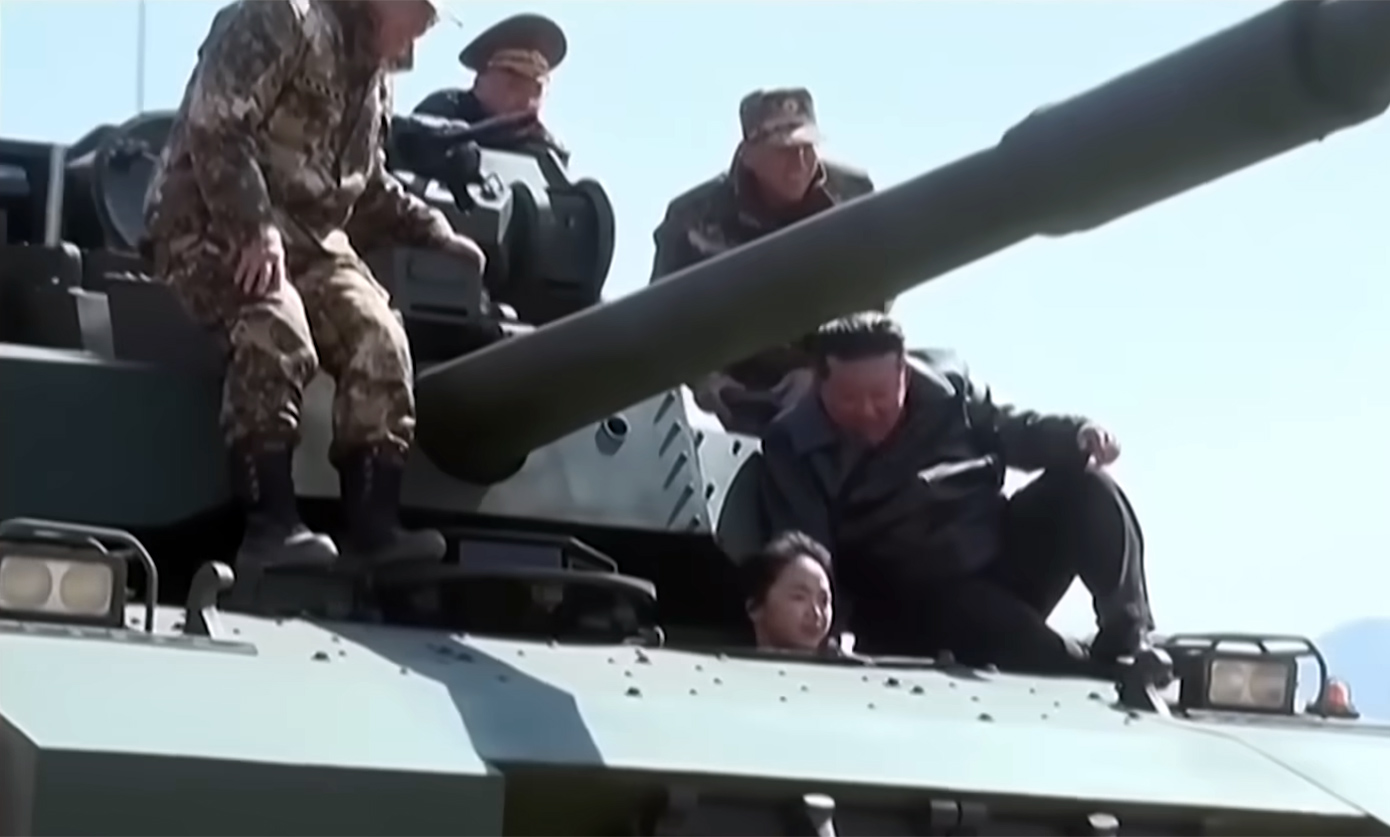 Η κόρη του Κιμ Γιονκ Ουν οδηγεί άρμα μάχης