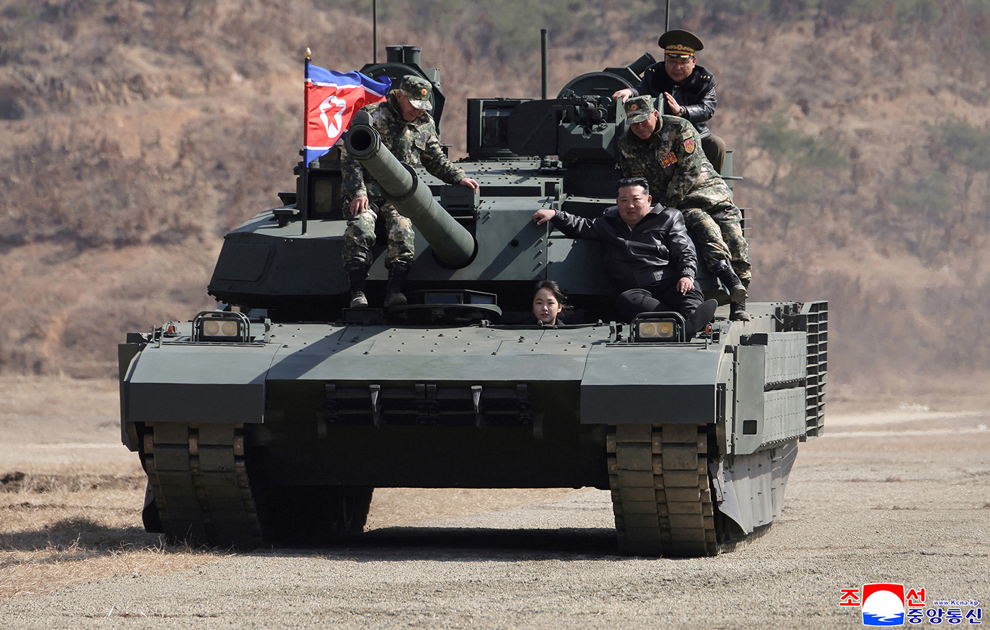 Η κόρη του Κιμ Γιονκ Ουν οδηγεί άρμα μάχης