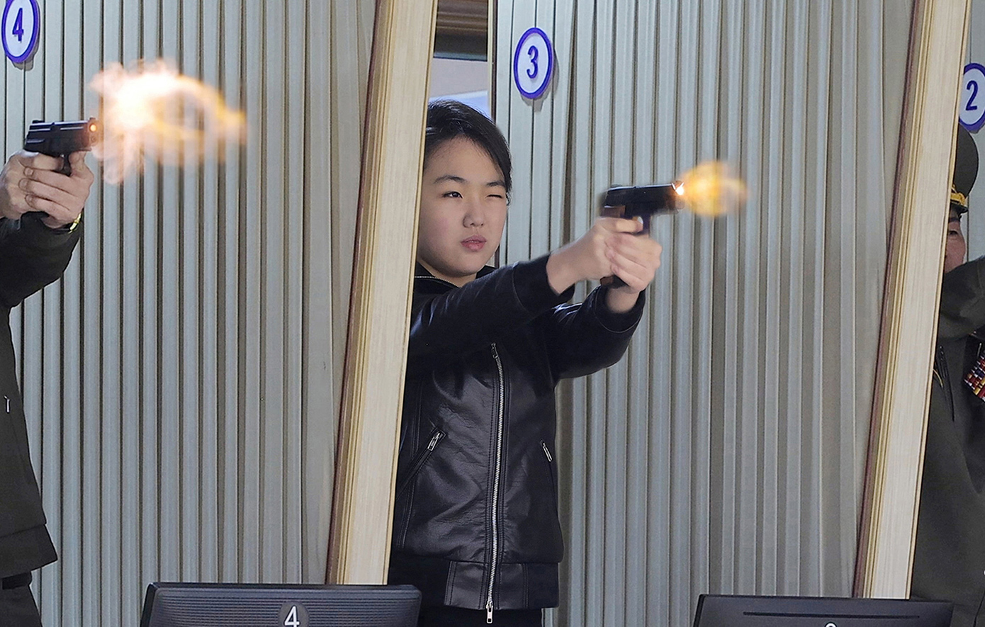 Η έφηβη κόρη του Κιμ Γιονγκ Ουν δοκίμαζε μαζί με τον πατέρα της τα νέα όπλα